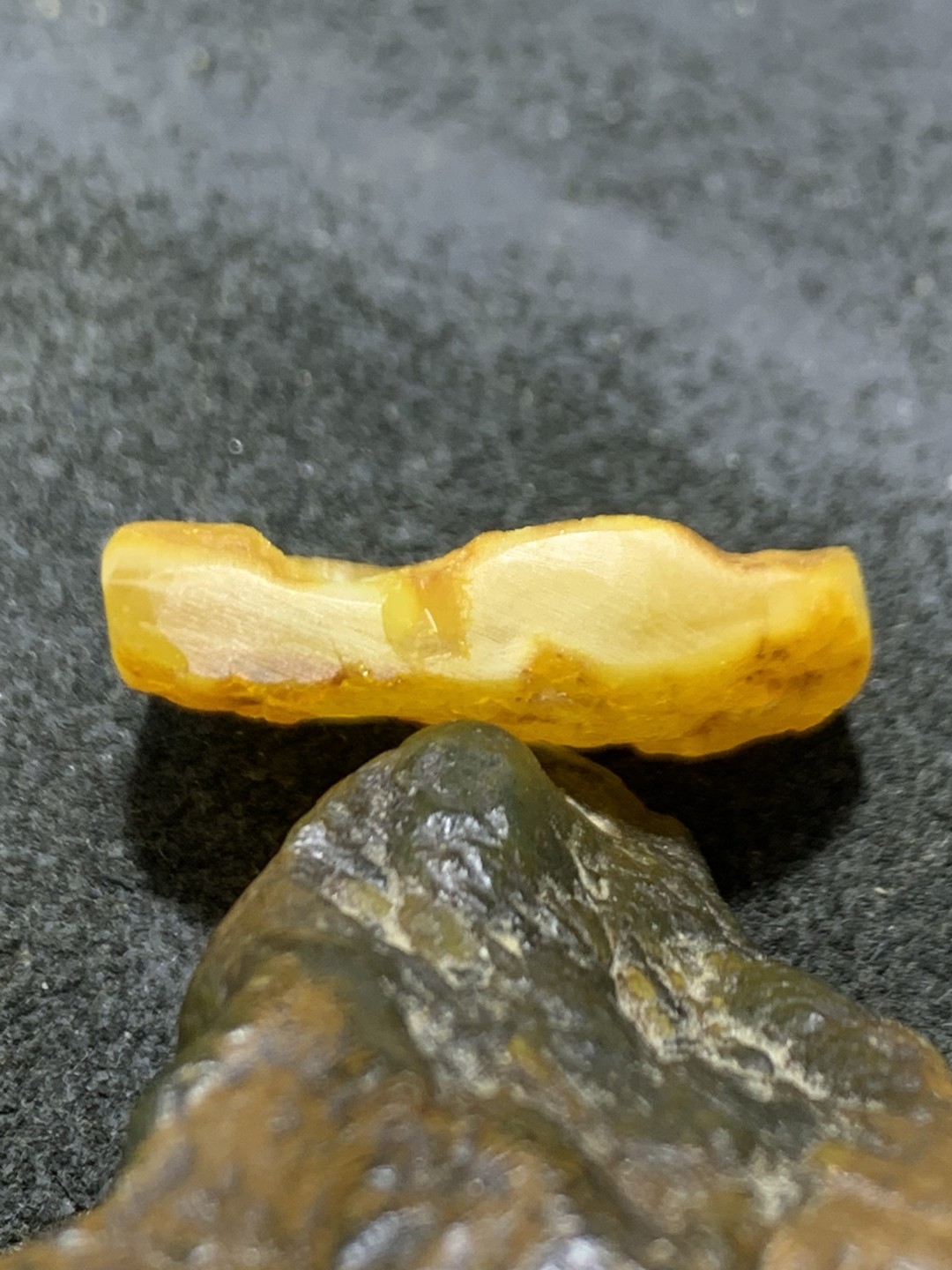 精美天然乌克兰蜜蜡原石雕刻宝宝佛小吊坠一个，