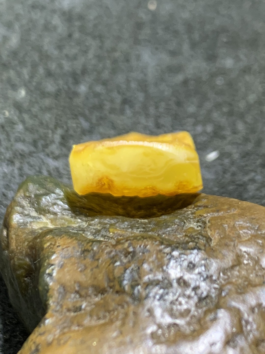 精美天然乌克兰蜜蜡原石雕刻宝宝佛小吊坠一个，