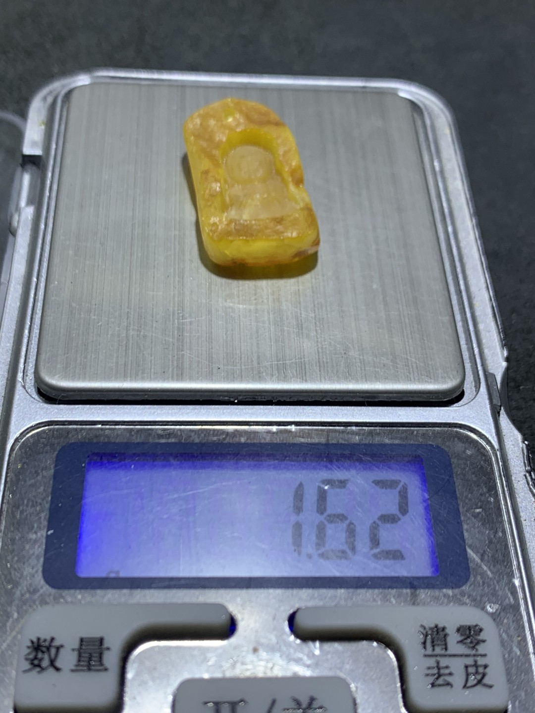 精美天然乌克兰蜜蜡原石雕刻宝宝佛小吊坠一个，