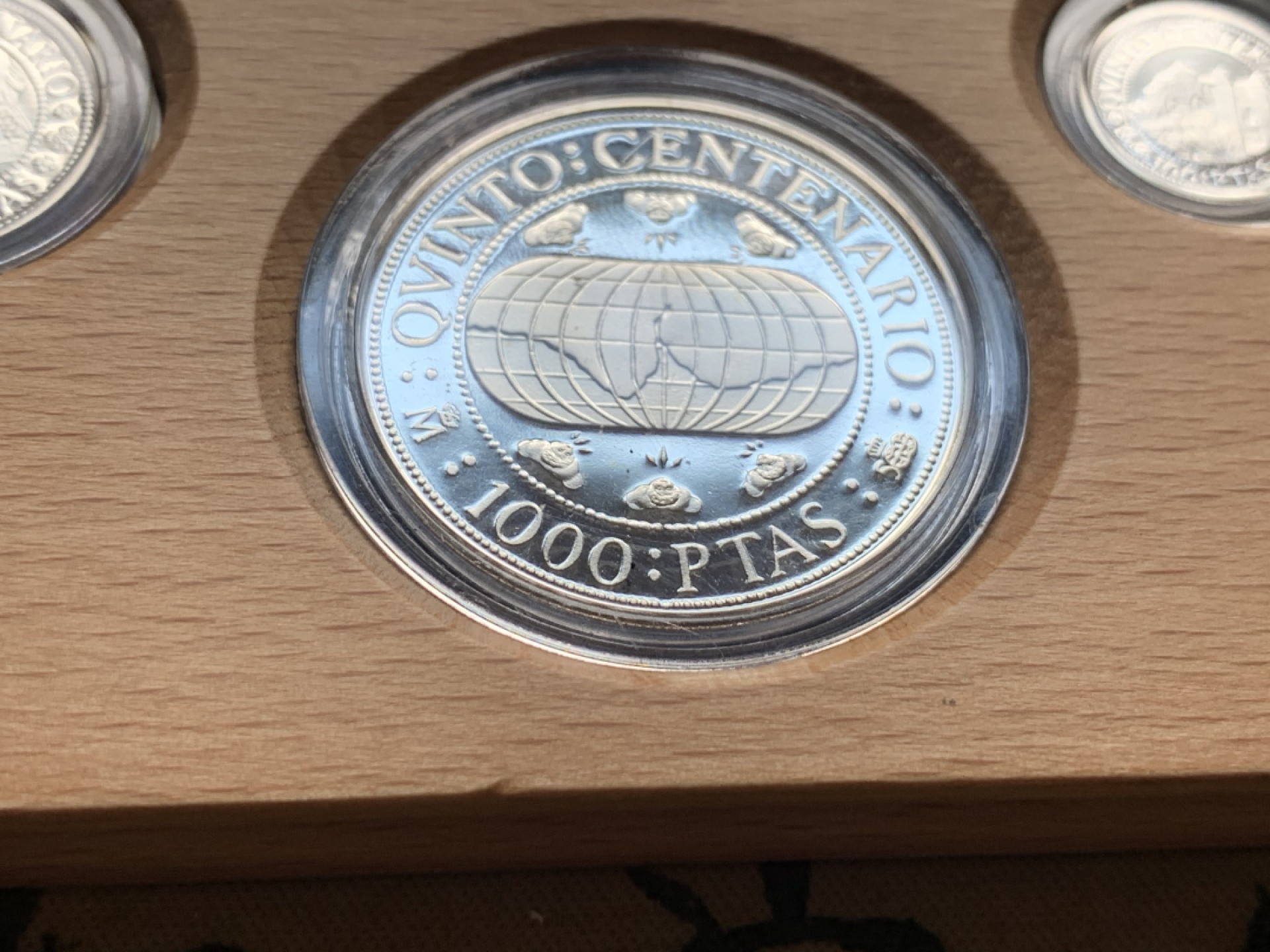 《竞宝斋》第51场-本周日，周一2场连拍（全场不限金额包邮） 原木盒证书 西班牙 1990年 五百周年纪念 5枚套装 精制银币