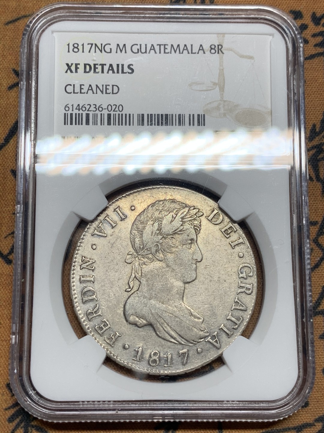 《竞宝斋》第51场-本周日，周一2场连拍（全场不限金额包邮） NGC-XFD   危地马拉双柱 1817 8 里亚尔  原味  殖民地很少见的厂别 