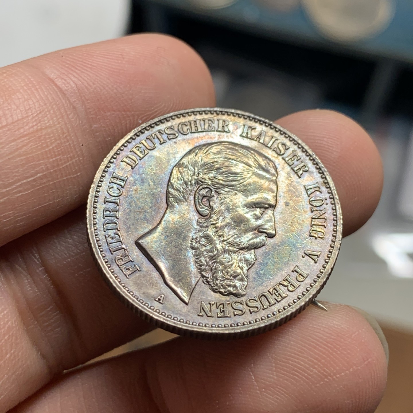 《竞宝斋》第51场-本周日，周一2场连拍（全场不限金额包邮） 德国普鲁士 1888年 三皇之年 2马克 银币 黑包浆 做胸针