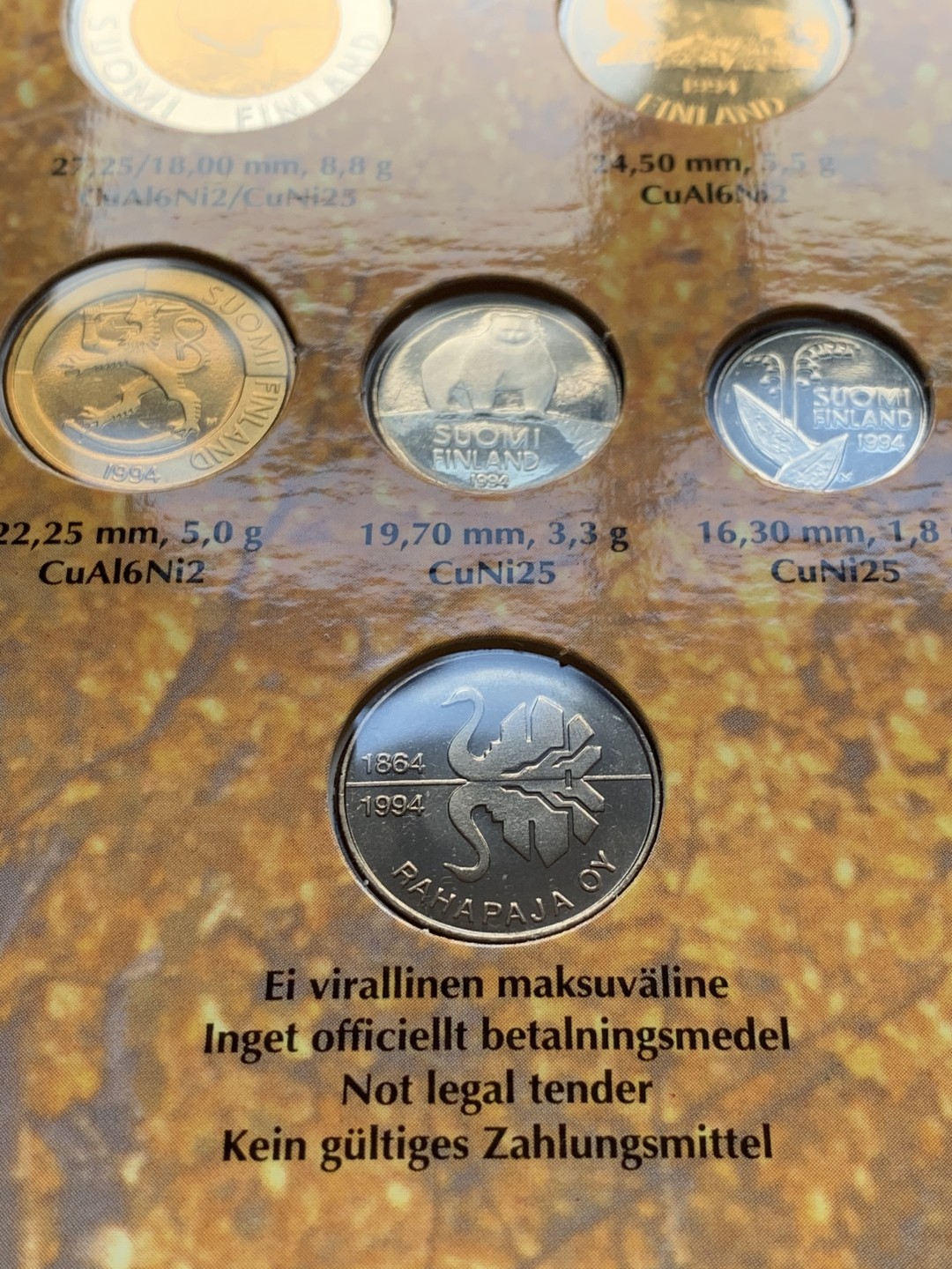 《竞宝斋》第51场-本周日，周一2场连拍（全场不限金额包邮） 芬兰1994年清年份官方原装套币BU 10芬尼-10马克共5枚带章 克劳斯编号MS48