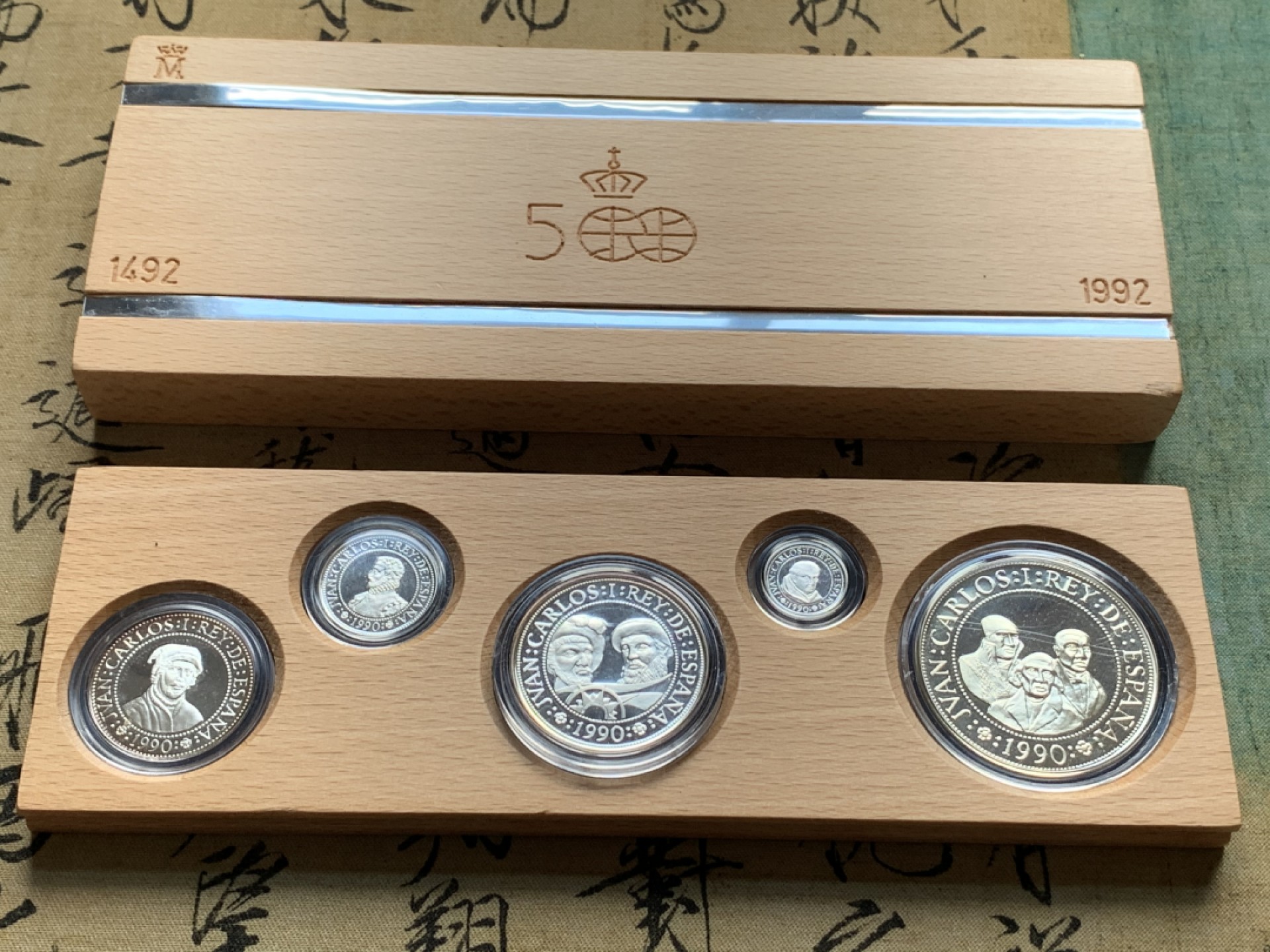 《竞宝斋》第51场-本周日，周一2场连拍（全场不限金额包邮） 原木盒证书 西班牙 1990年 五百周年纪念 5枚套装 精制银币