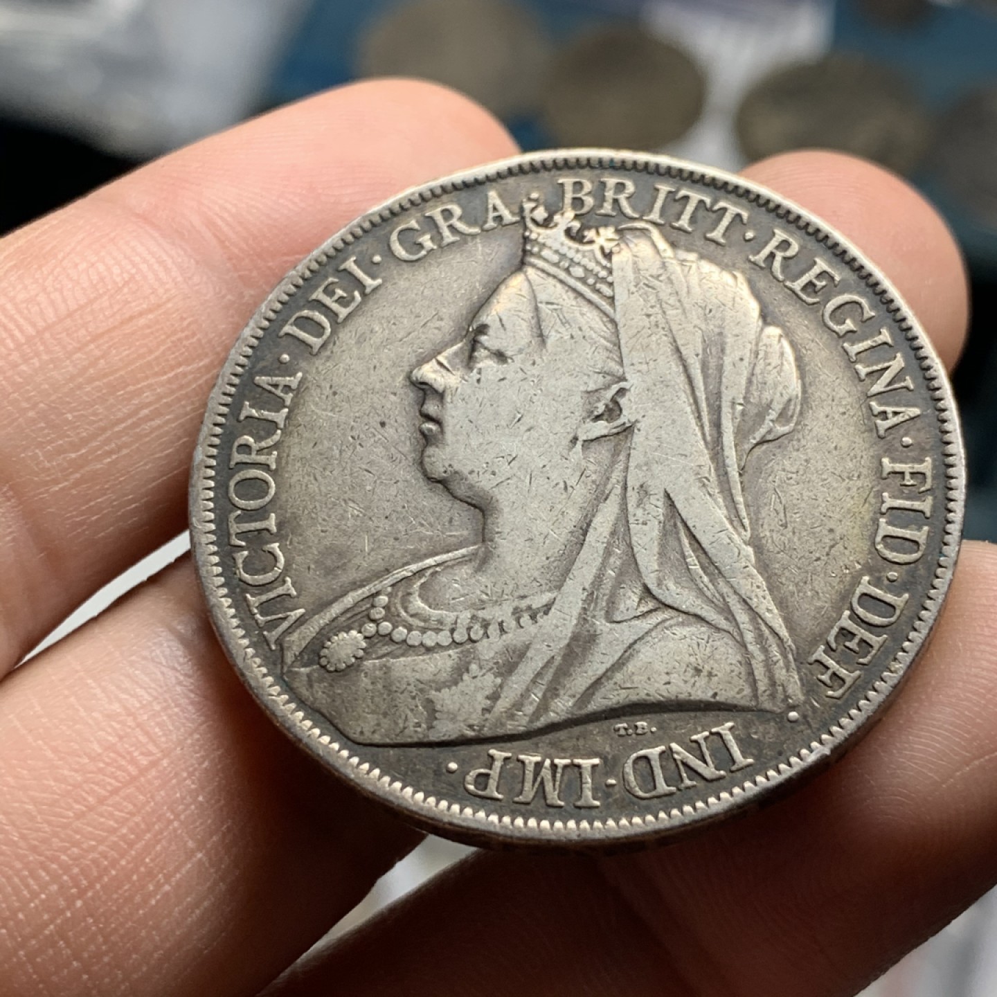 《竞宝斋》第51场-本周日，周一2场连拍（全场不限金额包邮） 英国1900年维多利亚女王披纱版马剑克朗大银币原味老包浆