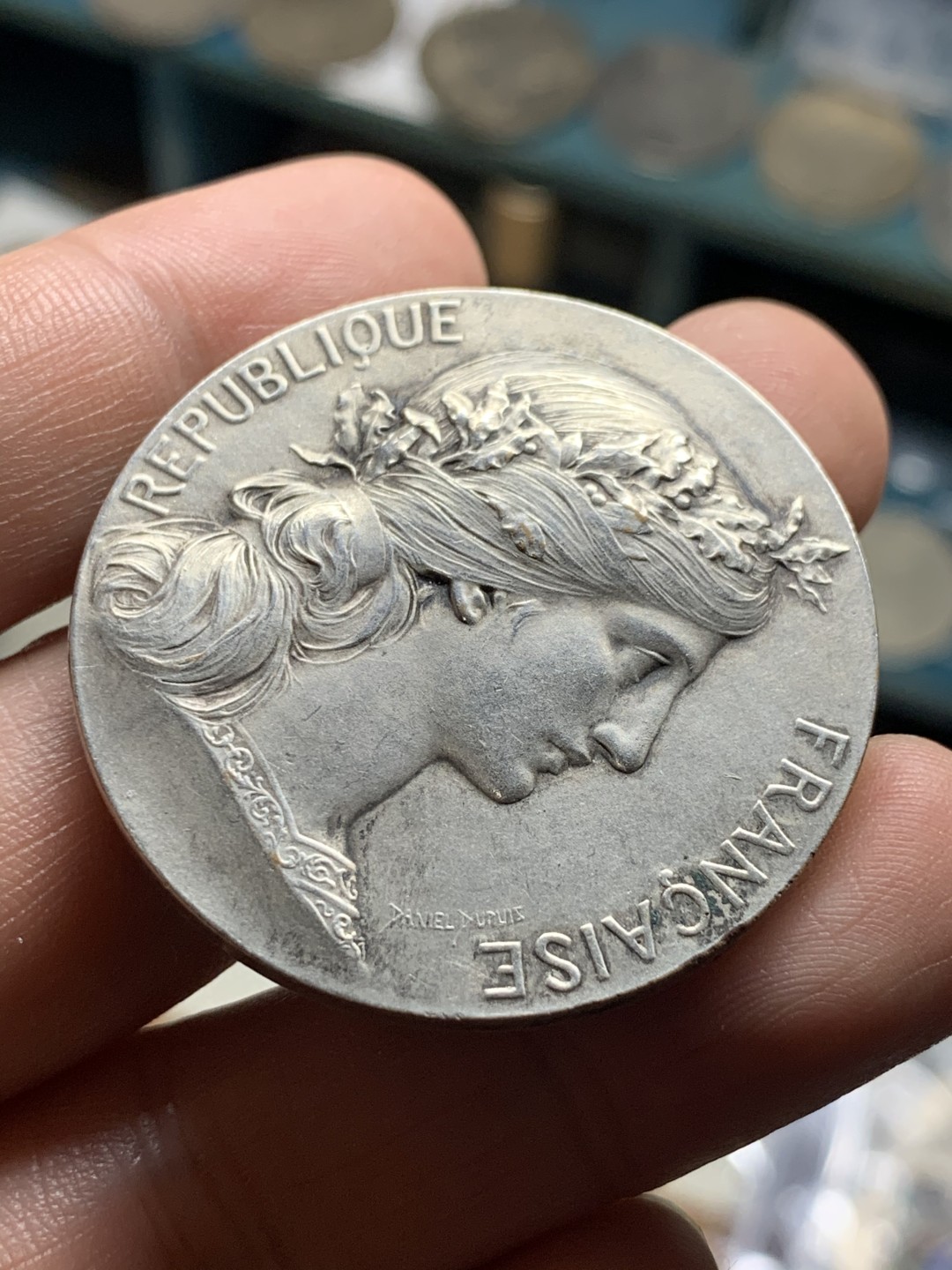 《竞宝斋》第51场-本周日，周一2场连拍（全场不限金额包邮） 法国 D.D作品 法兰西女神 镀银铜章 40.9mm 35.9克  状态不错