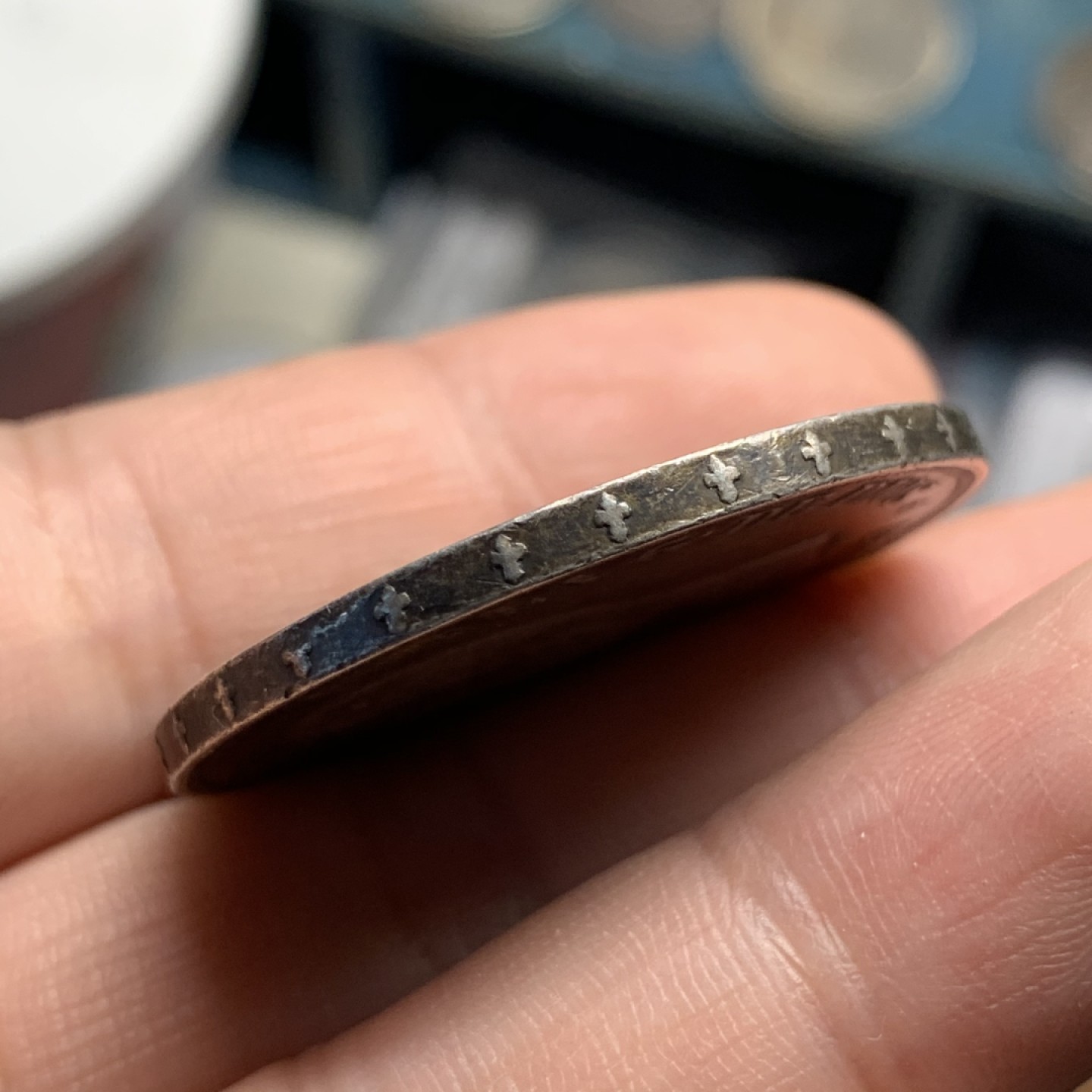 《竞宝斋》第51场-本周日，周一2场连拍（全场不限金额包邮） 西班牙 1891年 阿方索十三世 5比塞塔双柱 五彩包浆 非常漂亮 大银币