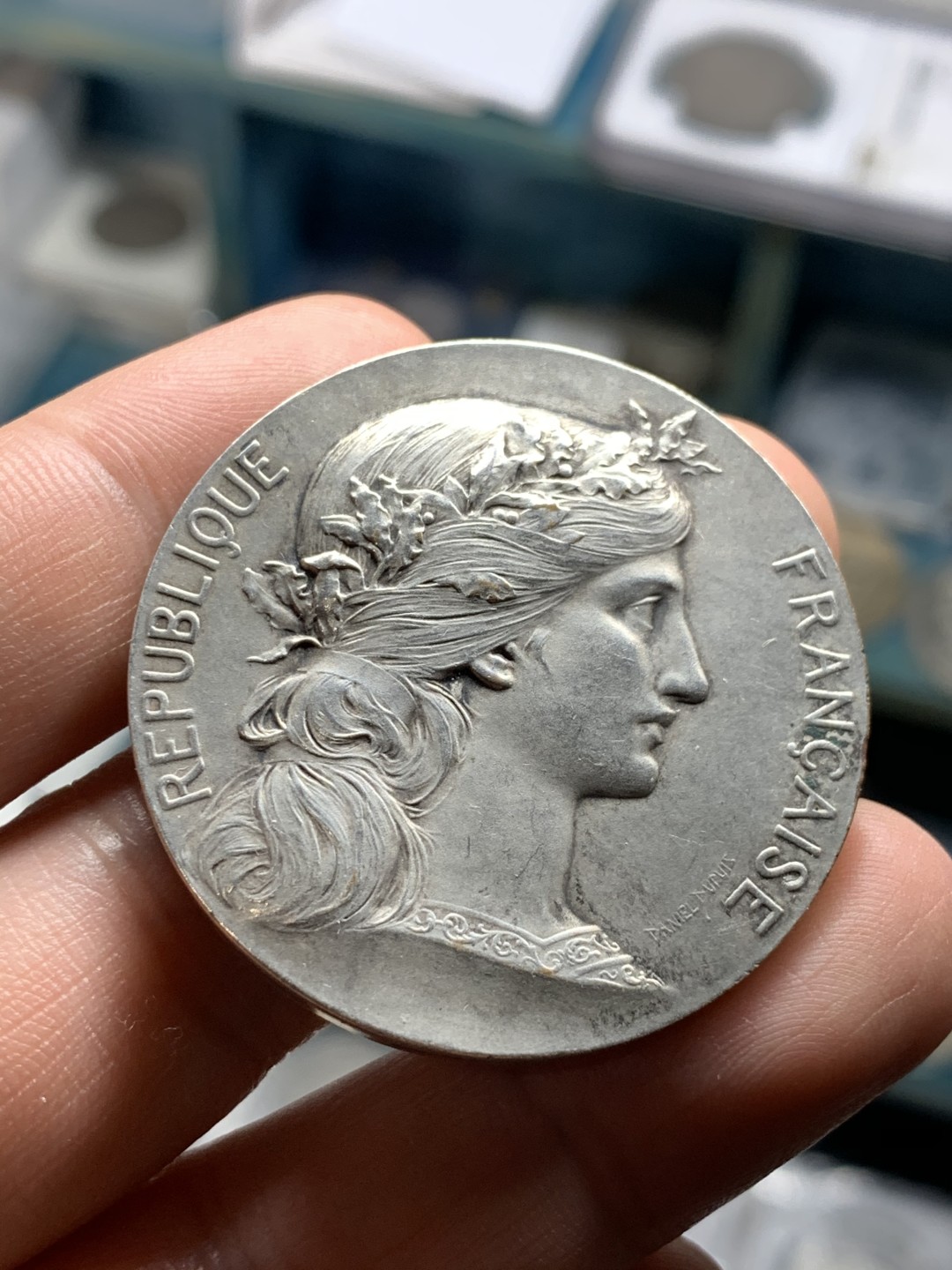 《竞宝斋》第51场-本周日，周一2场连拍（全场不限金额包邮） 法国 D.D作品 法兰西女神 镀银铜章 40.9mm 35.9克  状态不错