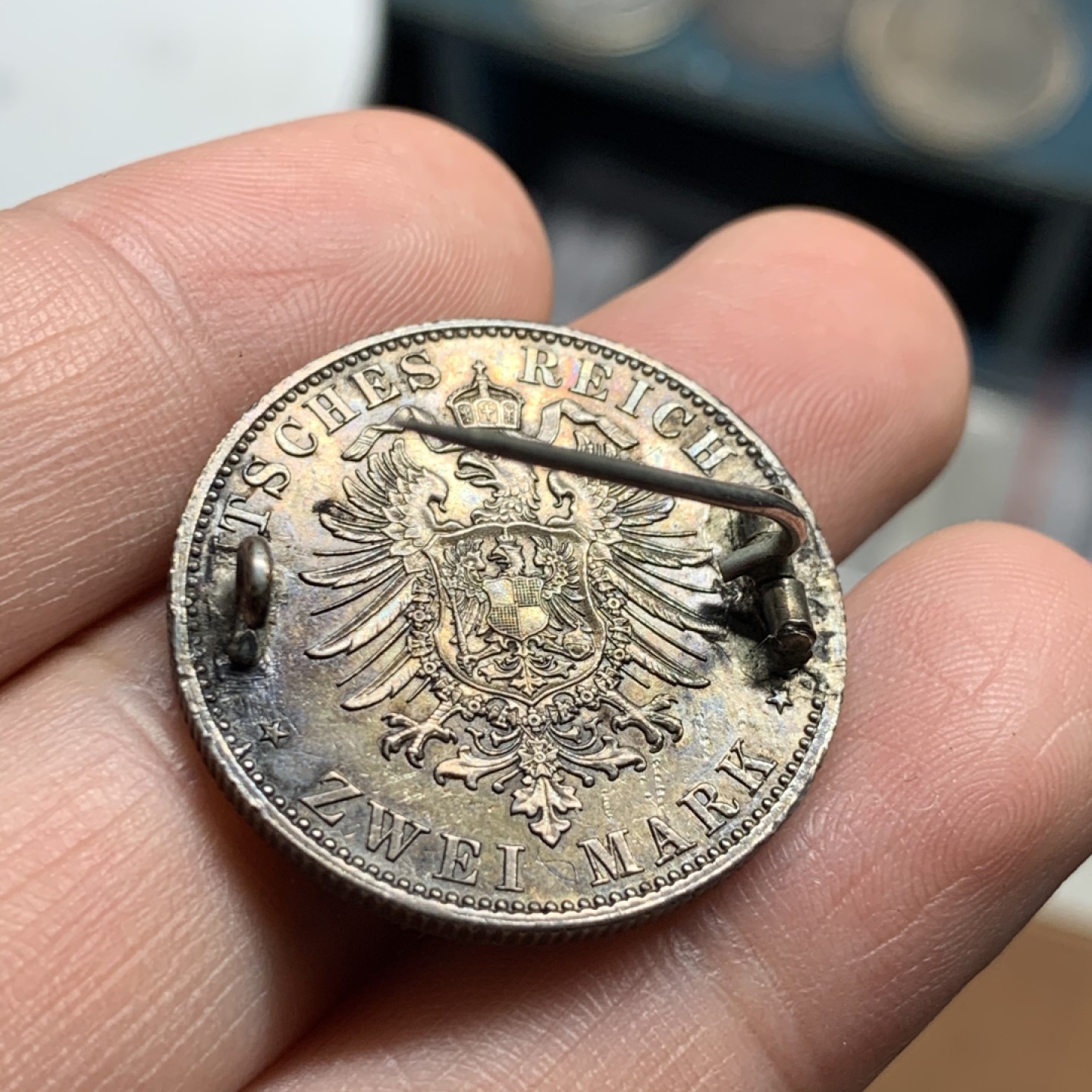 《竞宝斋》第51场-本周日，周一2场连拍（全场不限金额包邮） 德国普鲁士 1888年 三皇之年 2马克 银币 黑包浆 做胸针