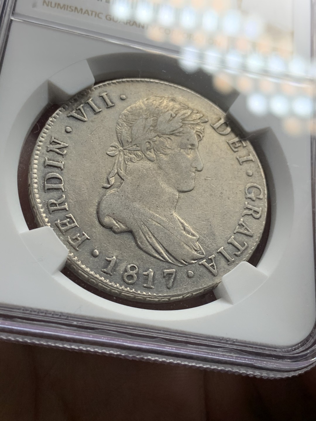 《竞宝斋》第51场-本周日，周一2场连拍（全场不限金额包邮） NGC-XFD   危地马拉双柱 1817 8 里亚尔  原味  殖民地很少见的厂别 