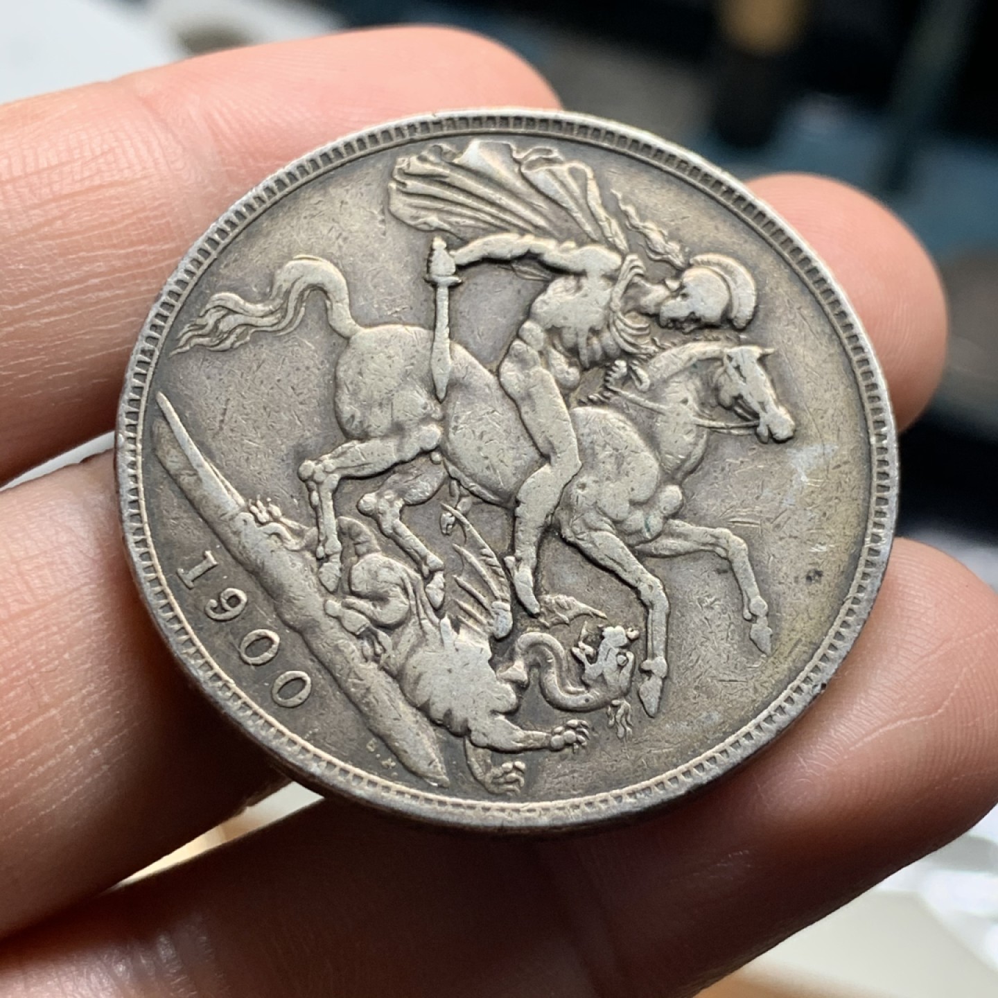 《竞宝斋》第51场-本周日，周一2场连拍（全场不限金额包邮） 英国1900年维多利亚女王披纱版马剑克朗大银币原味老包浆