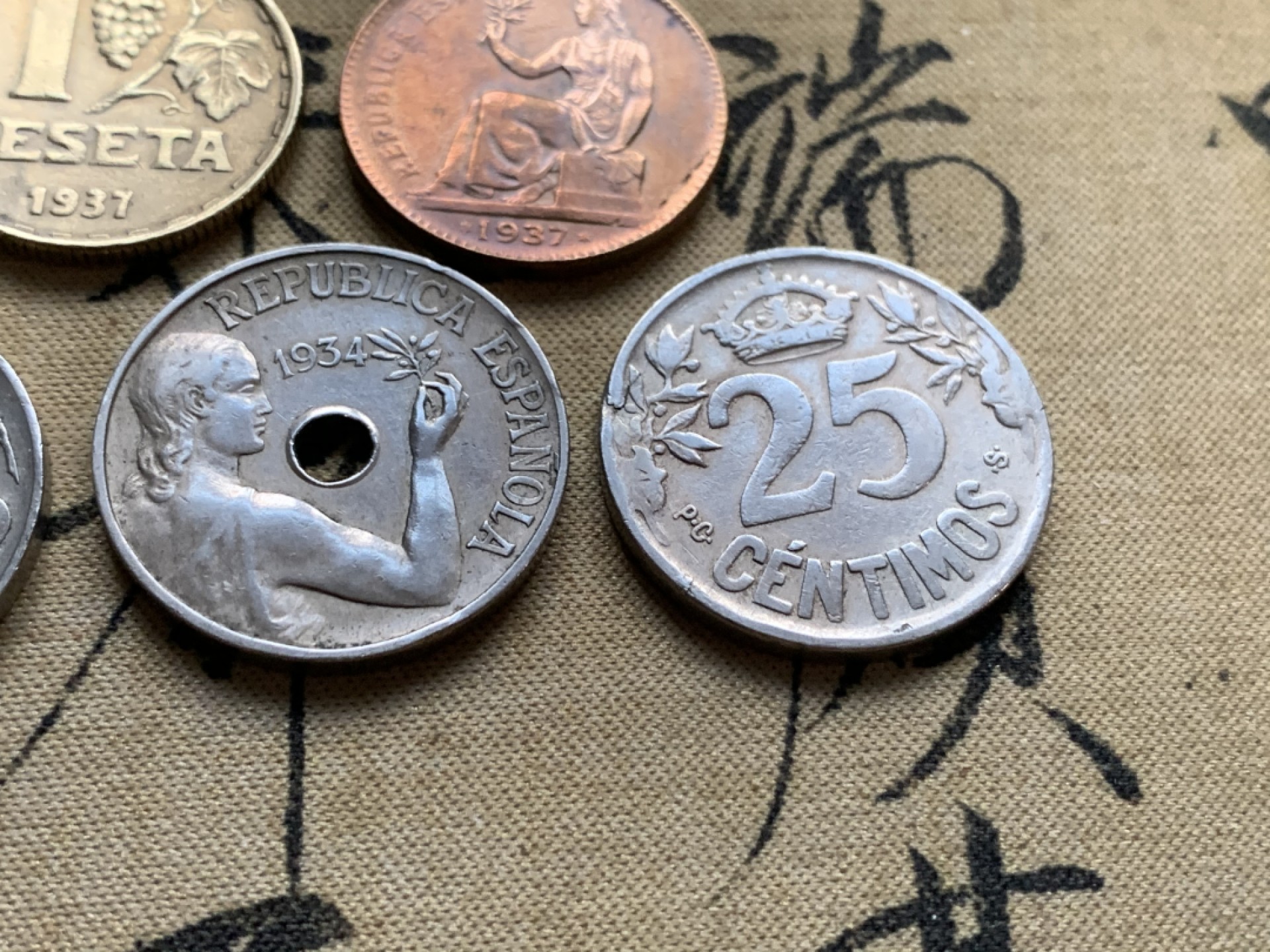 《竞宝斋》第51场-本周日，周一2场连拍（全场不限金额包邮） （西班牙内战币4枚+1925年1枚）1937年1比塞塔铜币+1937年50分铜币+1937年25分+1934年25分+1925年25分