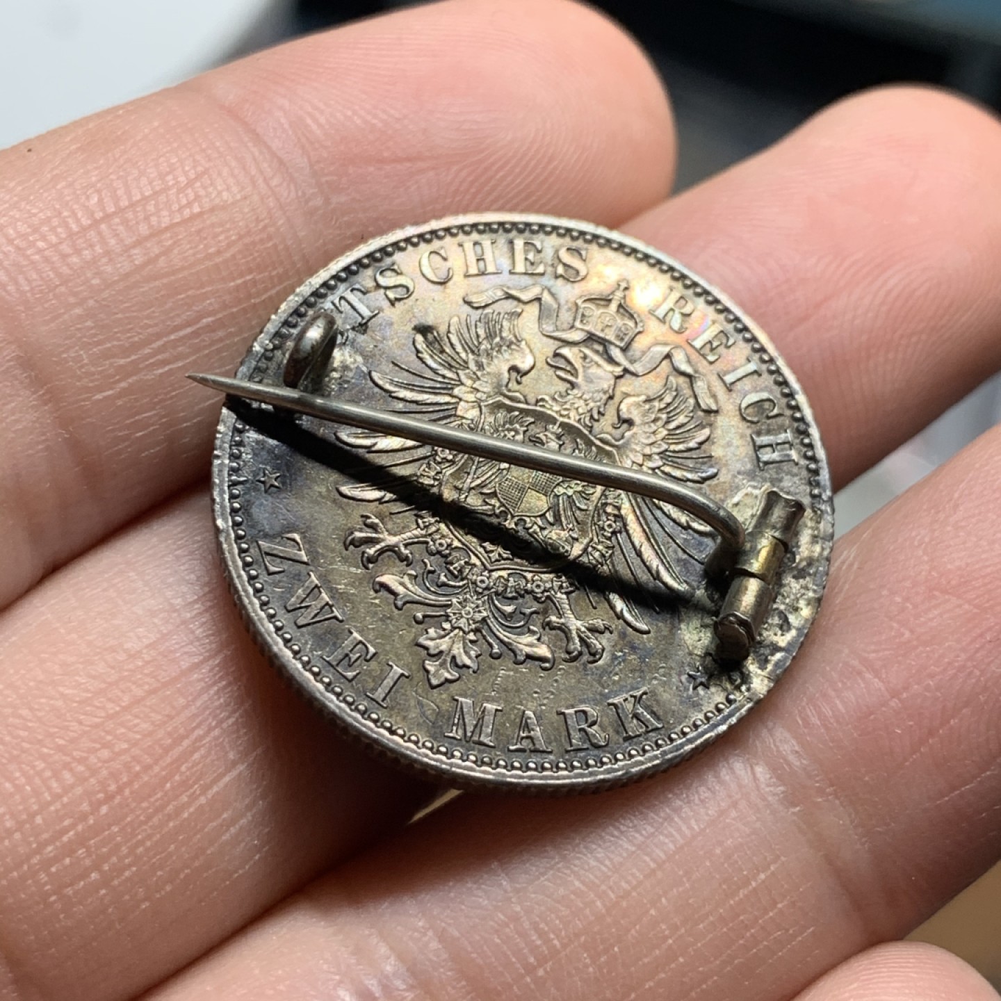 《竞宝斋》第51场-本周日，周一2场连拍（全场不限金额包邮） 德国普鲁士 1888年 三皇之年 2马克 银币 黑包浆 做胸针