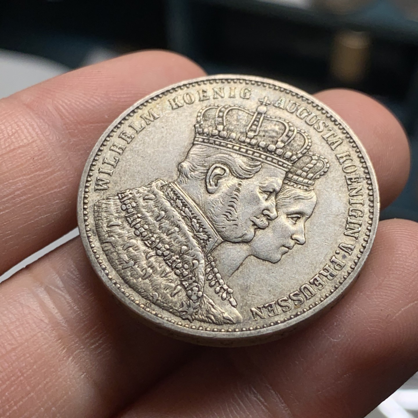 《竞宝斋》第51场-本周日，周一2场连拍（全场不限金额包邮） 德国普鲁士 1861年 登基纪念 1泰勒 银币 原味好品 AU50的状态 可送评