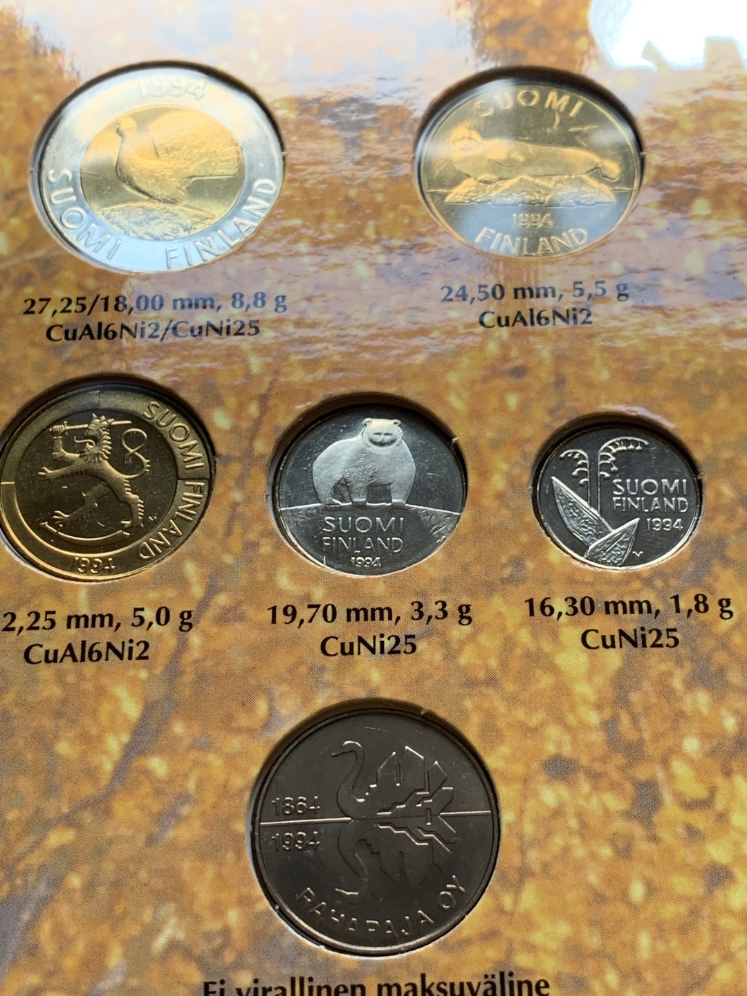 《竞宝斋》第51场-本周日，周一2场连拍（全场不限金额包邮） 芬兰1994年清年份官方原装套币BU 10芬尼-10马克共5枚带章 克劳斯编号MS48