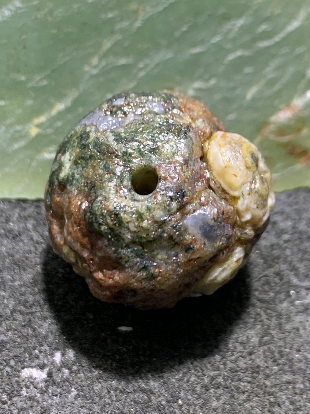 精美罕见高玉化外蒙绿眼石原石珠子一颗，