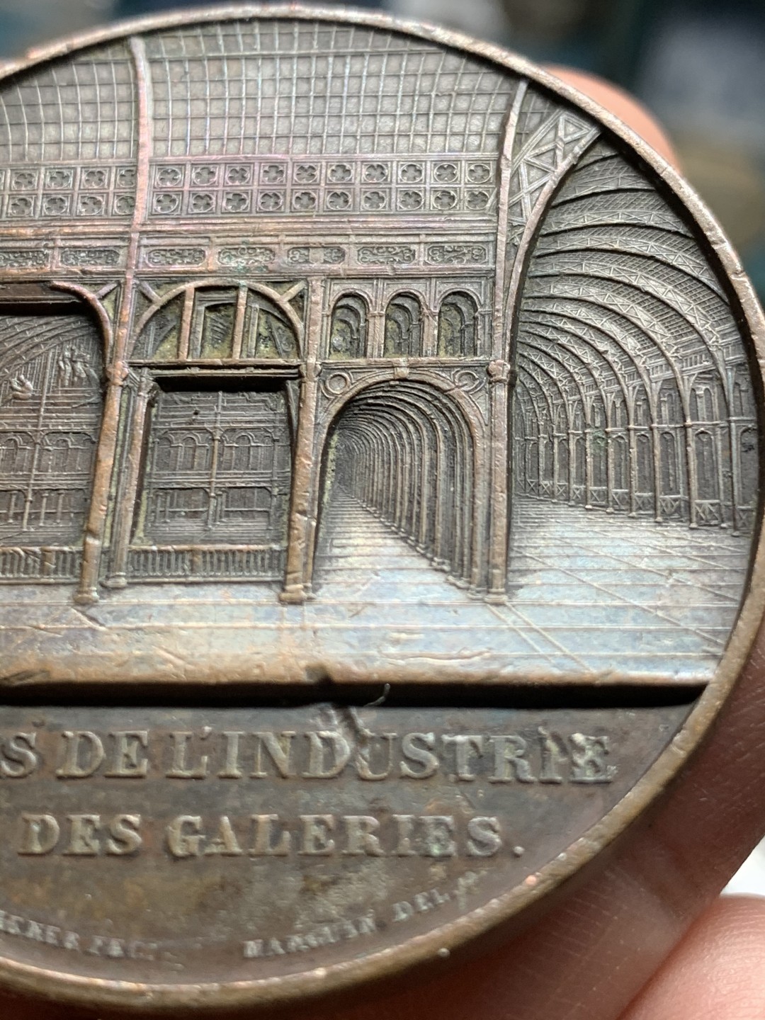 《竞宝斋》第51场-本周日，周一2场连拍（全场不限金额包邮） 法国 1853年 巴黎世博会 工业宫 落成纪念铜章 49.9mm 56.3克 高浮雕设计，工艺让人惊叹