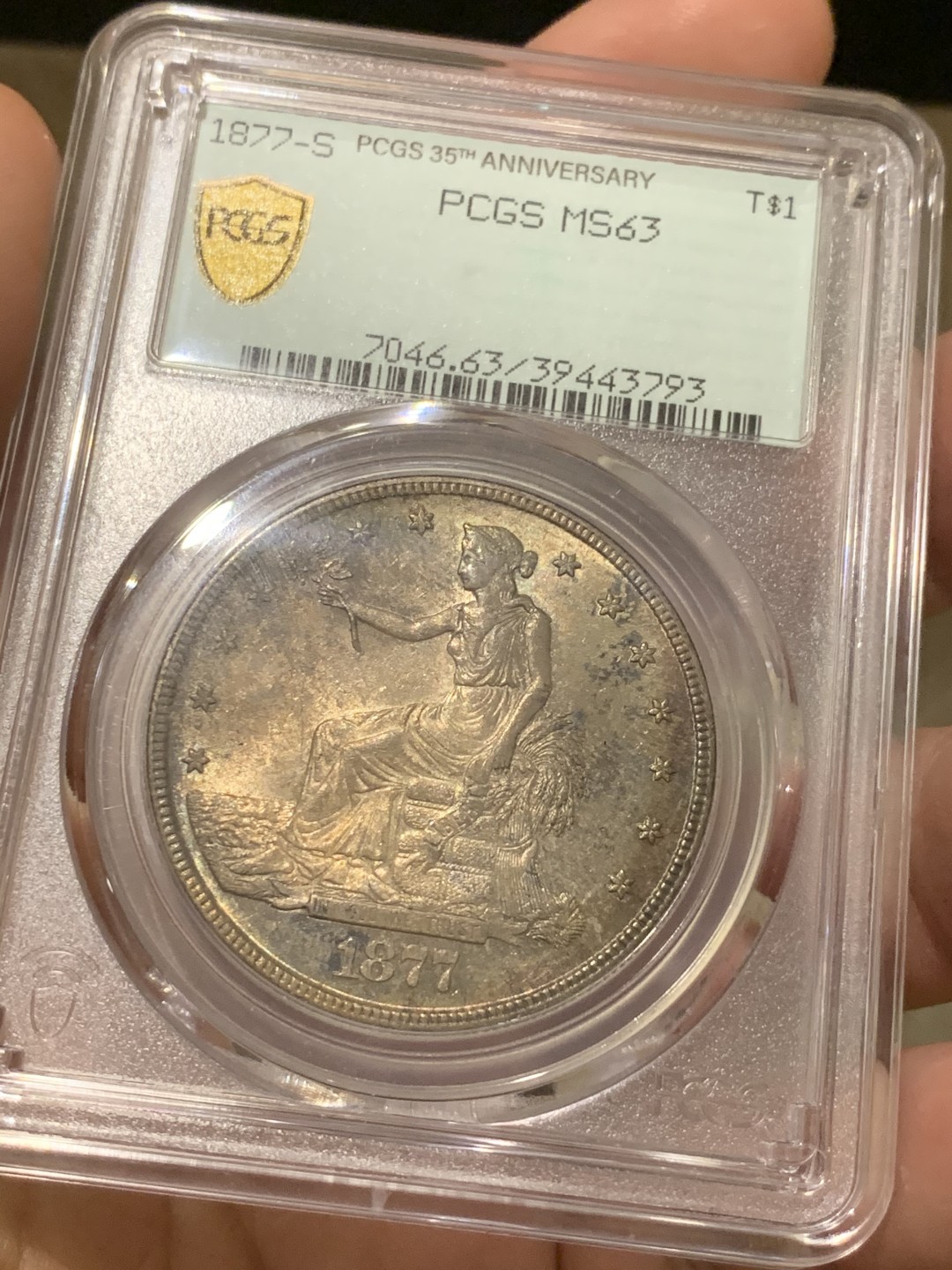 《竞宝斋》第51场-本周日，周一2场连拍（全场不限金额包邮） PCGS-MS63 美国 1877年 拿花贸易银 PC35周年盒  双面超五彩太难的了，一枚可毕业