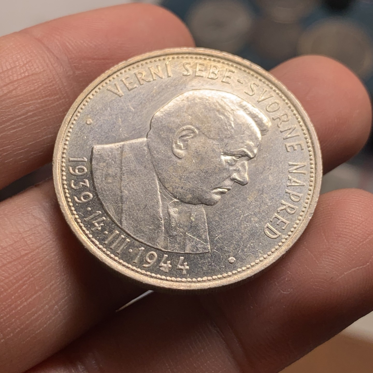 《竞宝斋》第51场-本周日，周一2场连拍（全场不限金额包邮） 德占捷克斯洛伐克 1944年 50克朗 总统纪念币 原光银币