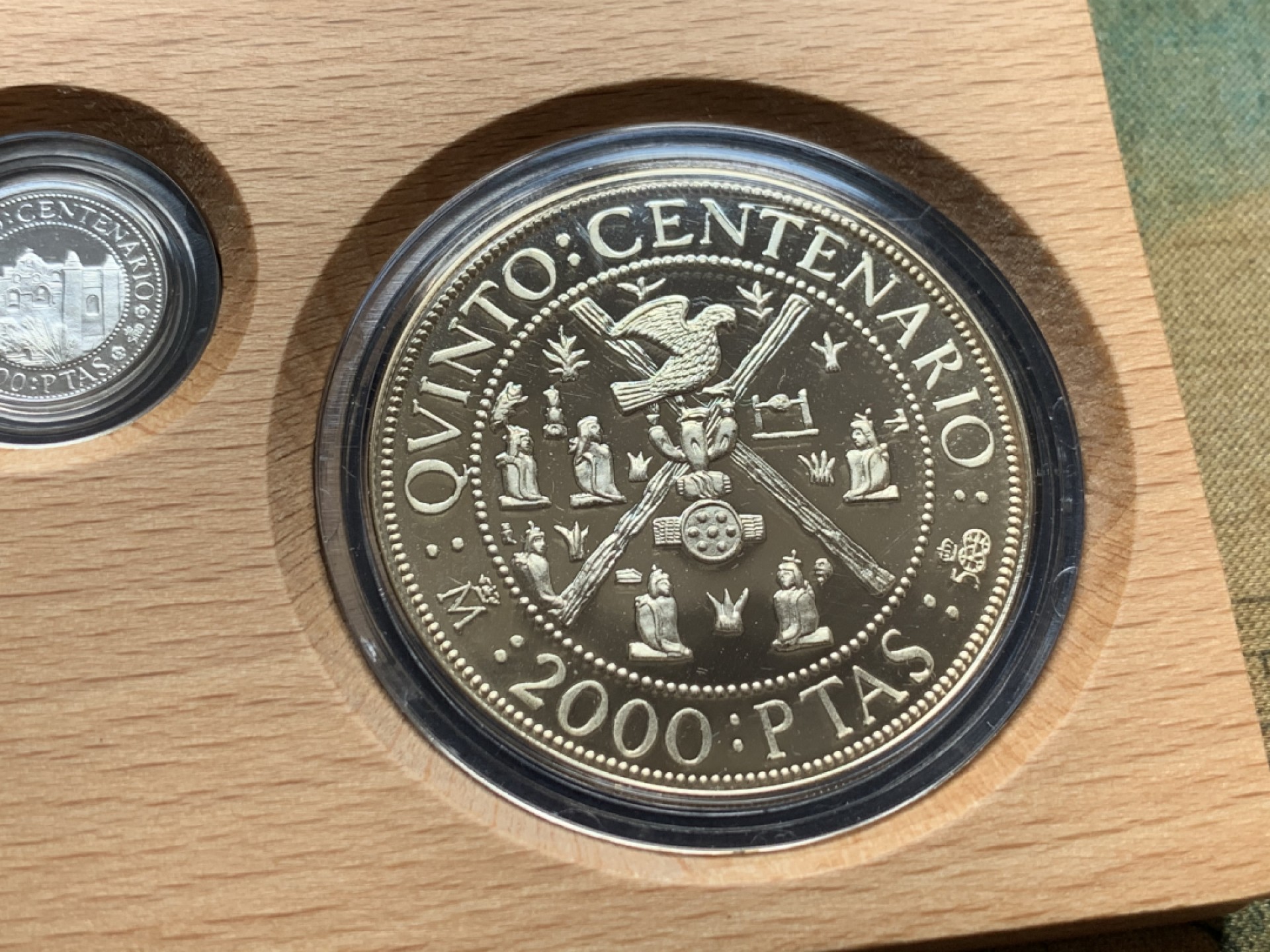 《竞宝斋》第51场-本周日，周一2场连拍（全场不限金额包邮） 原木盒证书 西班牙 1990年 五百周年纪念 5枚套装 精制银币