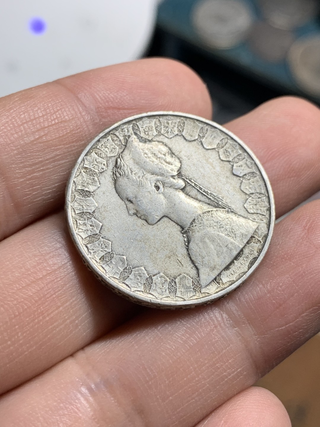 《竞宝斋》第51场-本周日，周一2场连拍（全场不限金额包邮） 1965年意大利少女500里拉银币