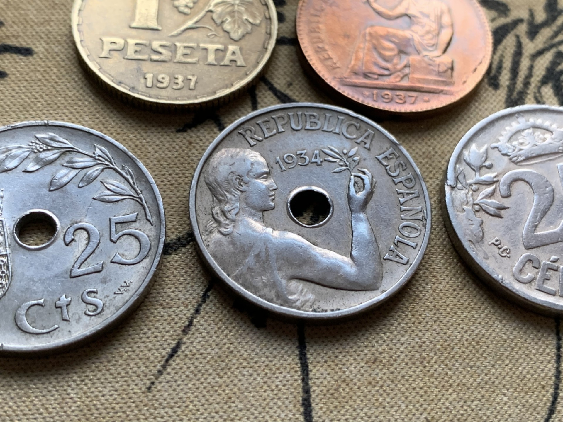 《竞宝斋》第51场-本周日，周一2场连拍（全场不限金额包邮） （西班牙内战币4枚+1925年1枚）1937年1比塞塔铜币+1937年50分铜币+1937年25分+1934年25分+1925年25分