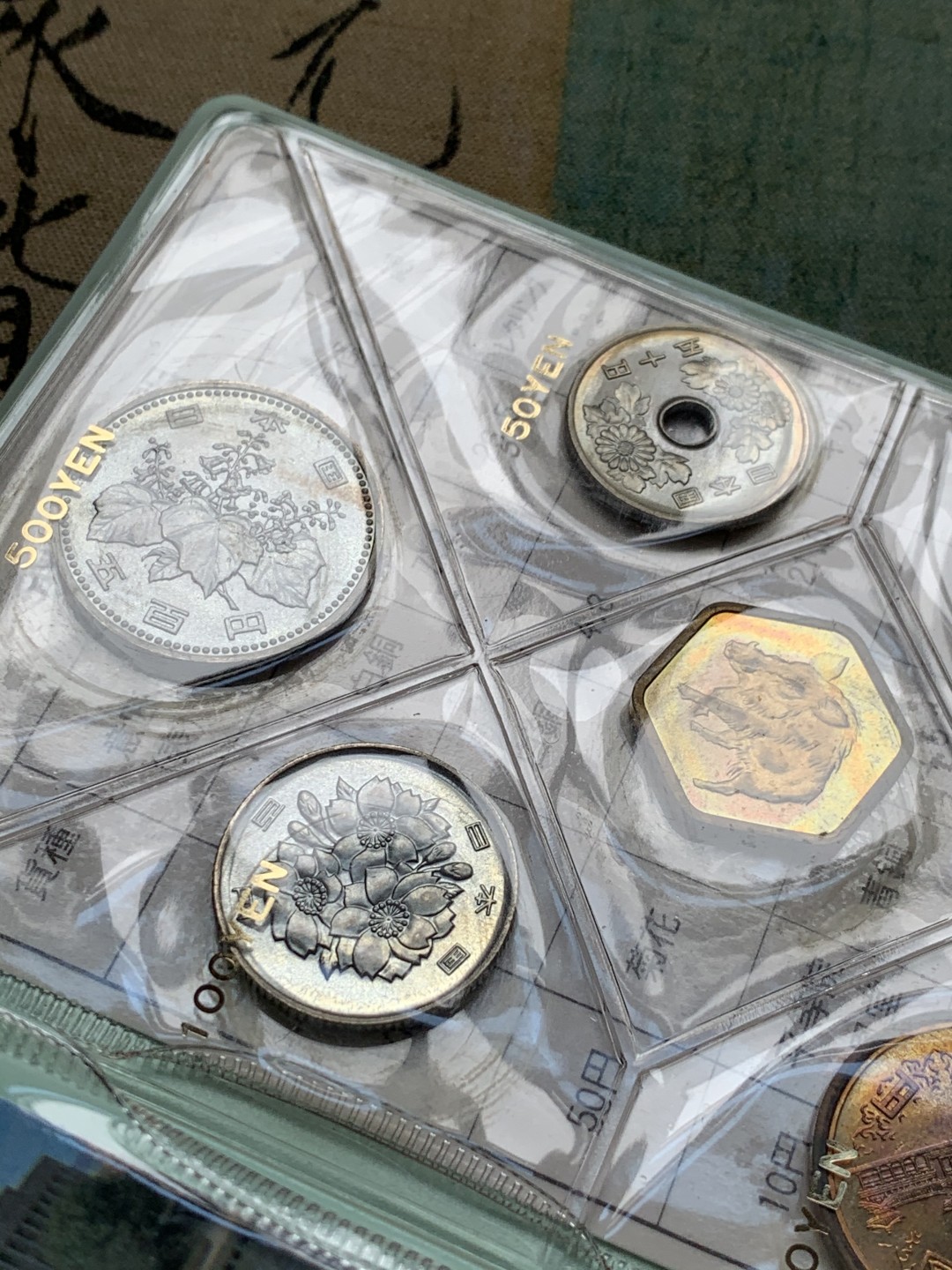 《竞宝斋》第51场-本周日，周一2场连拍（全场不限金额包邮） 日本1983年（昭和五十八年）清年份官方原装套币1-500日元 带铜章