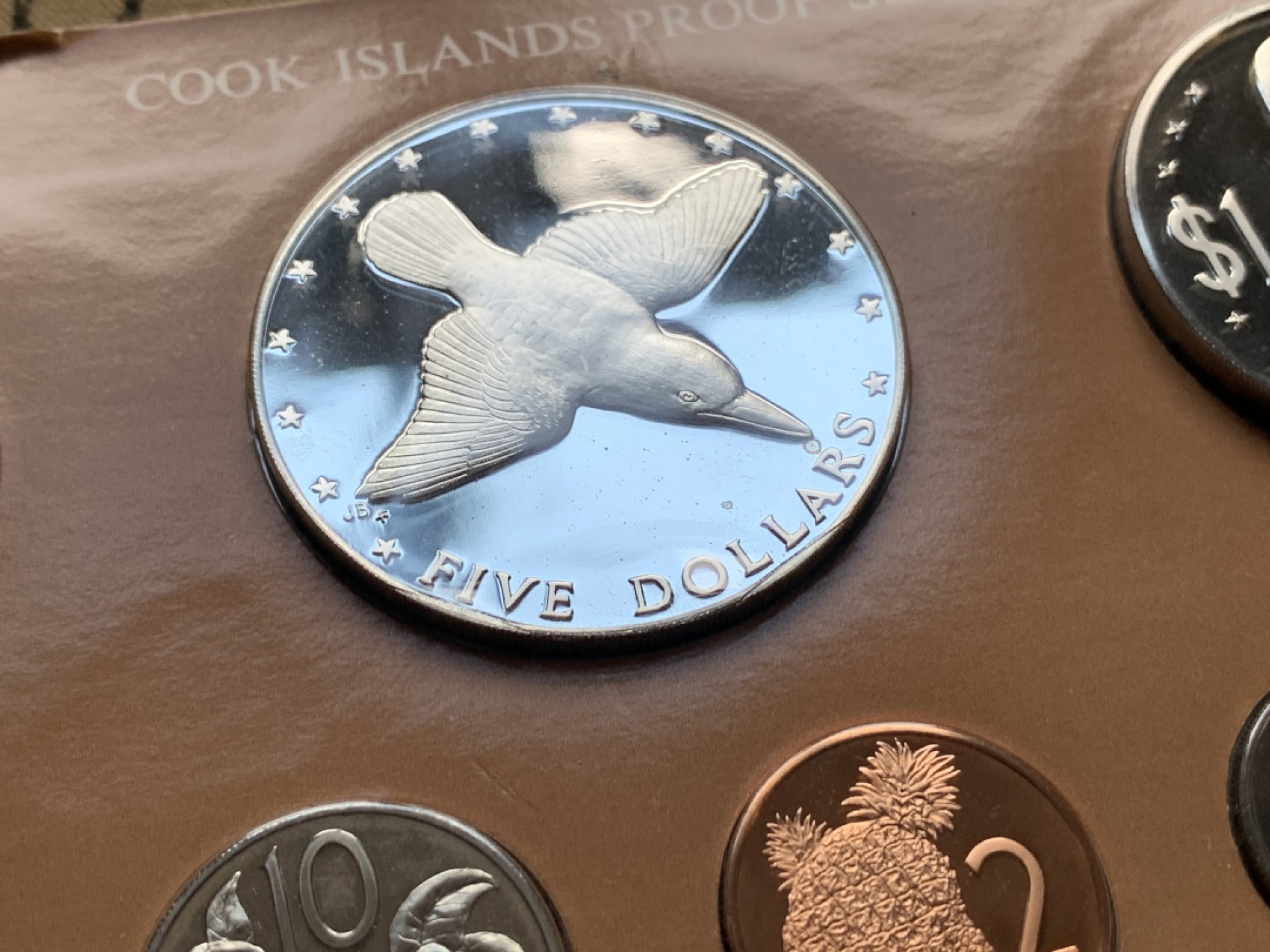 《竞宝斋》第51场-本周日，周一2场连拍（全场不限金额包邮） 原盒证书 库克群岛 1976年 富兰克林造币厂 精制纪念币一8枚 最大枚是银币