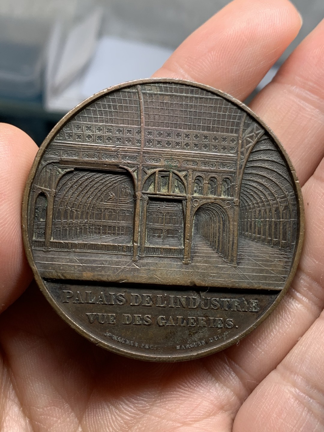 《竞宝斋》第51场-本周日，周一2场连拍（全场不限金额包邮） 法国 1853年 巴黎世博会 工业宫 落成纪念铜章 49.9mm 56.3克 高浮雕设计，工艺让人惊叹