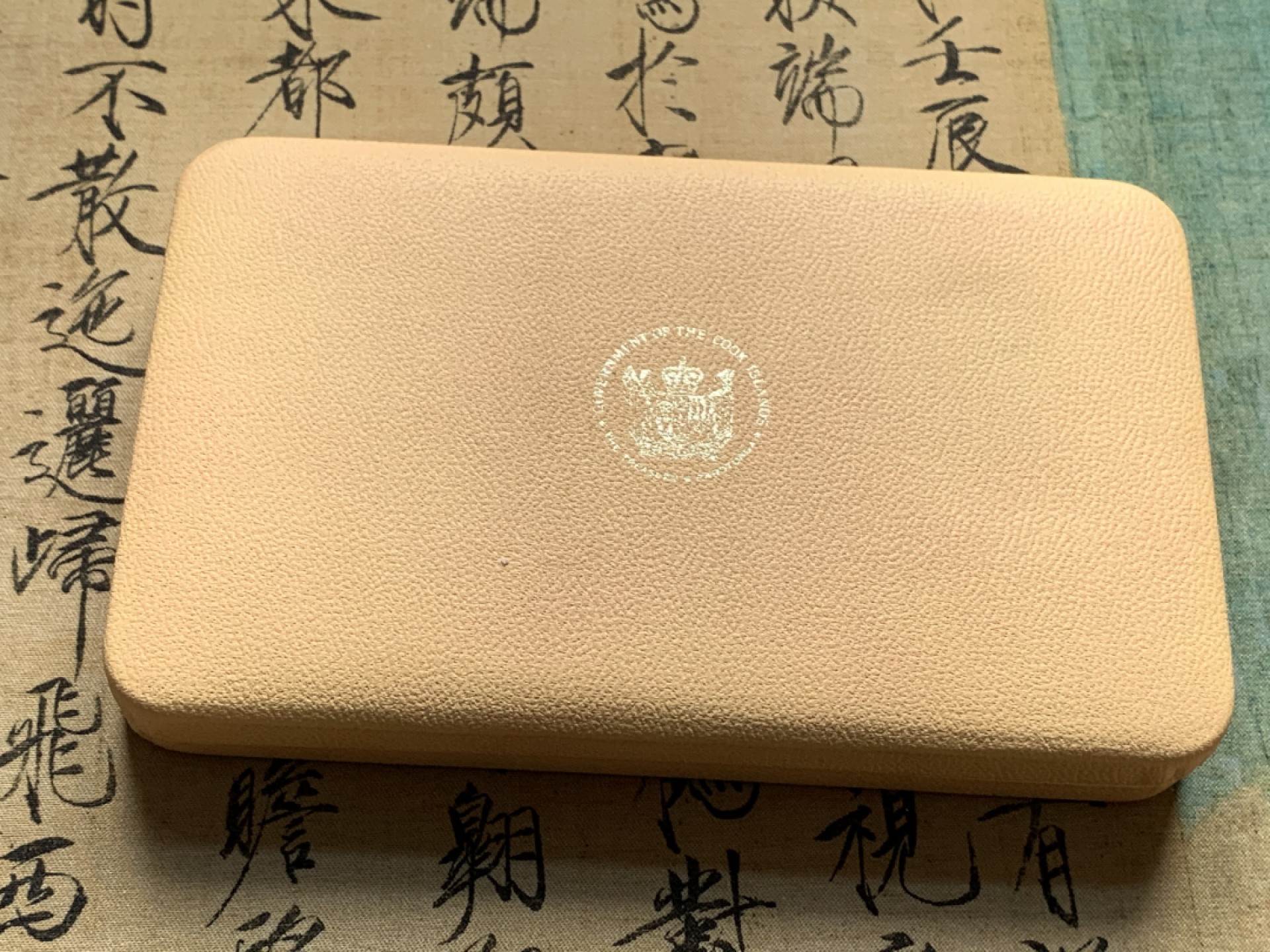 《竞宝斋》第51场-本周日，周一2场连拍（全场不限金额包邮） 原盒证书 库克群岛 1976年 富兰克林造币厂 精制纪念币一8枚 最大枚是银币