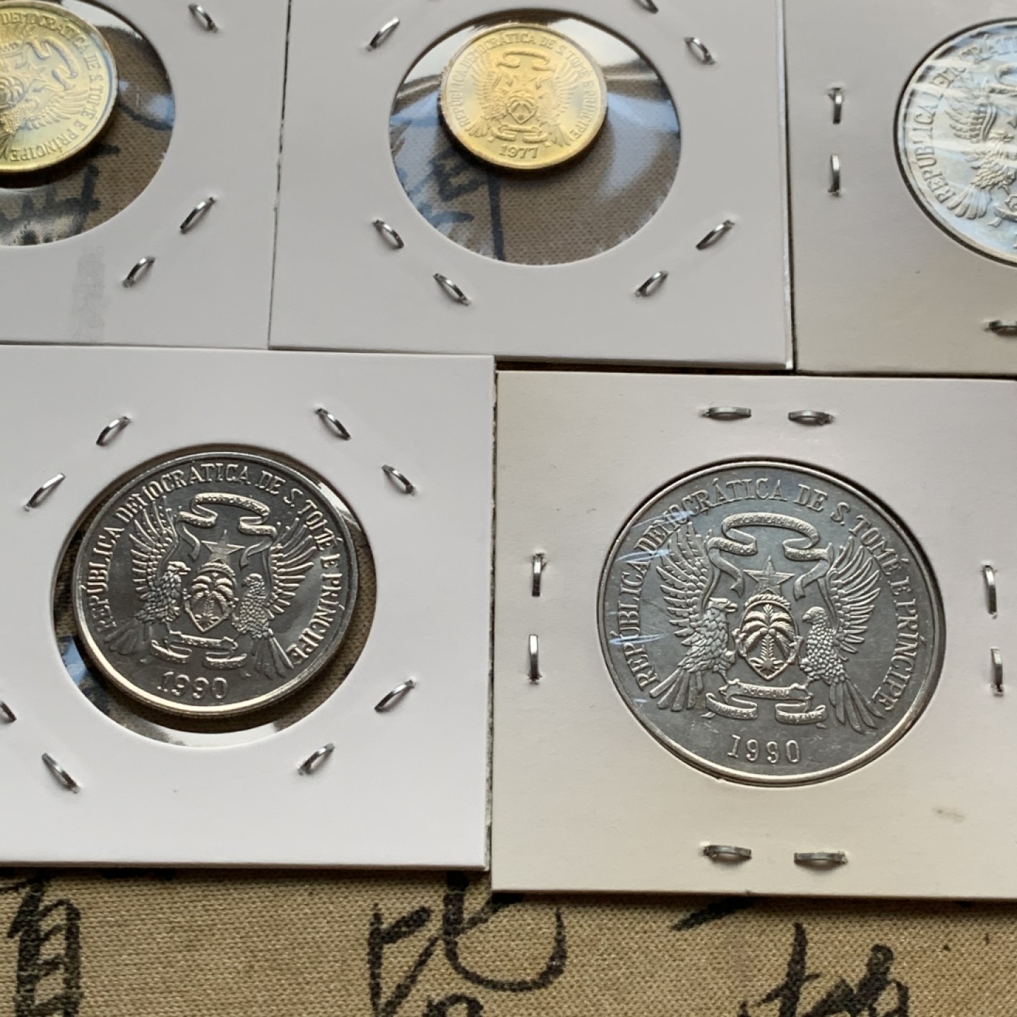 《竞宝斋》第51场-本周日，周一2场连拍（全场不限金额包邮） 圣多美和普林西比1977年全套6枚+1990年FAO全套2枚 铸量少 除1990年50多布拉为AU其他各枚均暴光BU