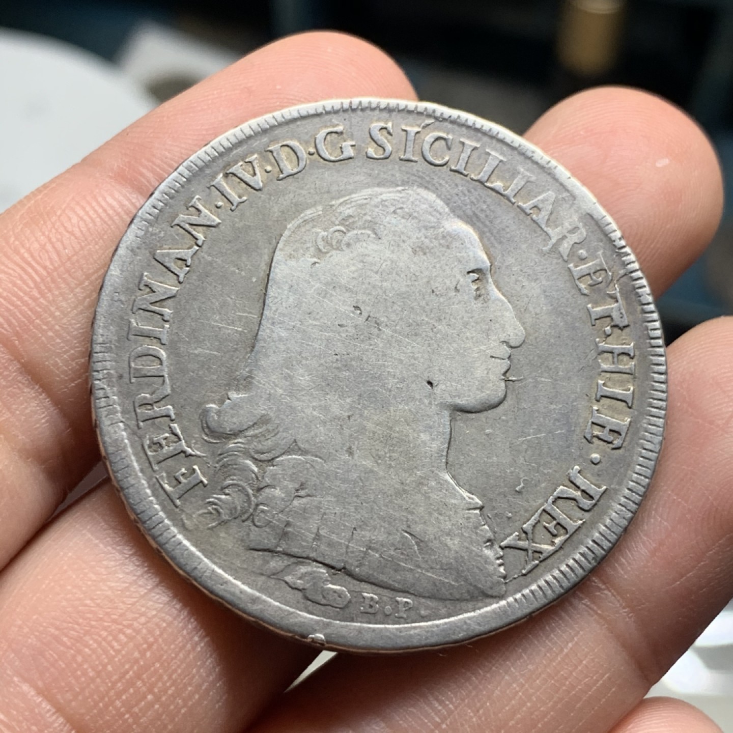 《竞宝斋》第51场-本周日，周一2场连拍（全场不限金额包邮） 那不勒斯西西里王国1786年费迪南四世120G大银币 背面是减重痕
