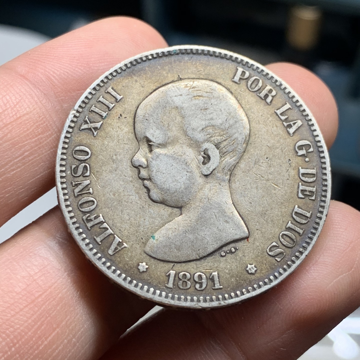 《竞宝斋》第51场-本周日，周一2场连拍（全场不限金额包邮） 西班牙 1891年 阿方索十三世 5比塞塔双柱 五彩包浆 非常漂亮 大银币