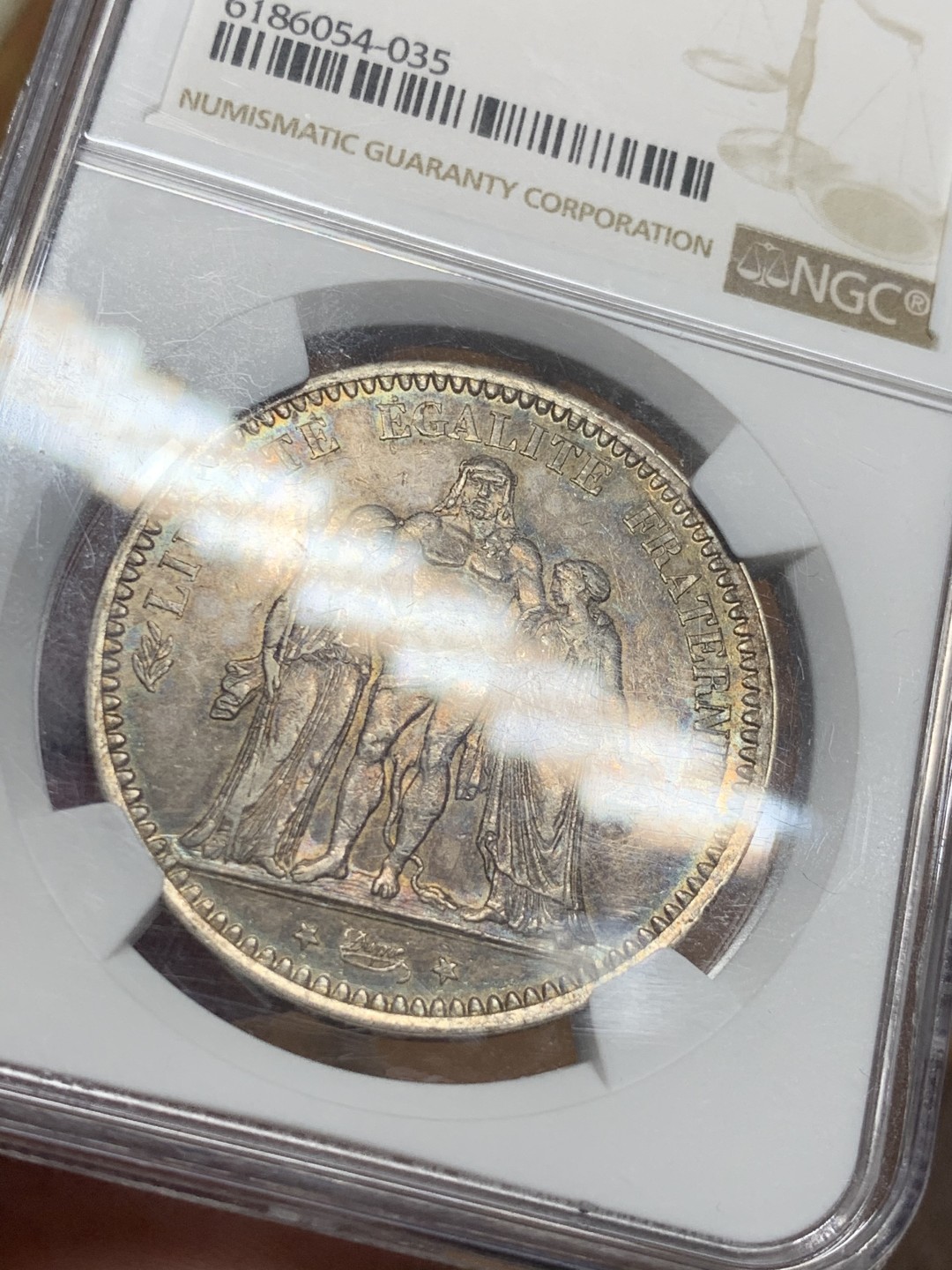 《竞宝斋》第51场-本周日，周一2场连拍（全场不限金额包邮） NGC AU58 法国 1873年 A版法国大力神银币 双面五彩 五彩斑斓 状态舒服