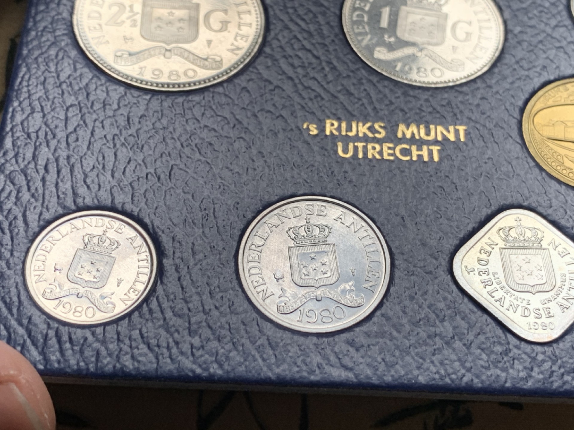 《竞宝斋》第51场-本周日，周一2场连拍（全场不限金额包邮） 荷属安德列斯1980年+1984年清年份官方原装套币各一套UNC-BU 全面值年份一步到位 7枚+7枚 克劳斯编号MS3+MS8