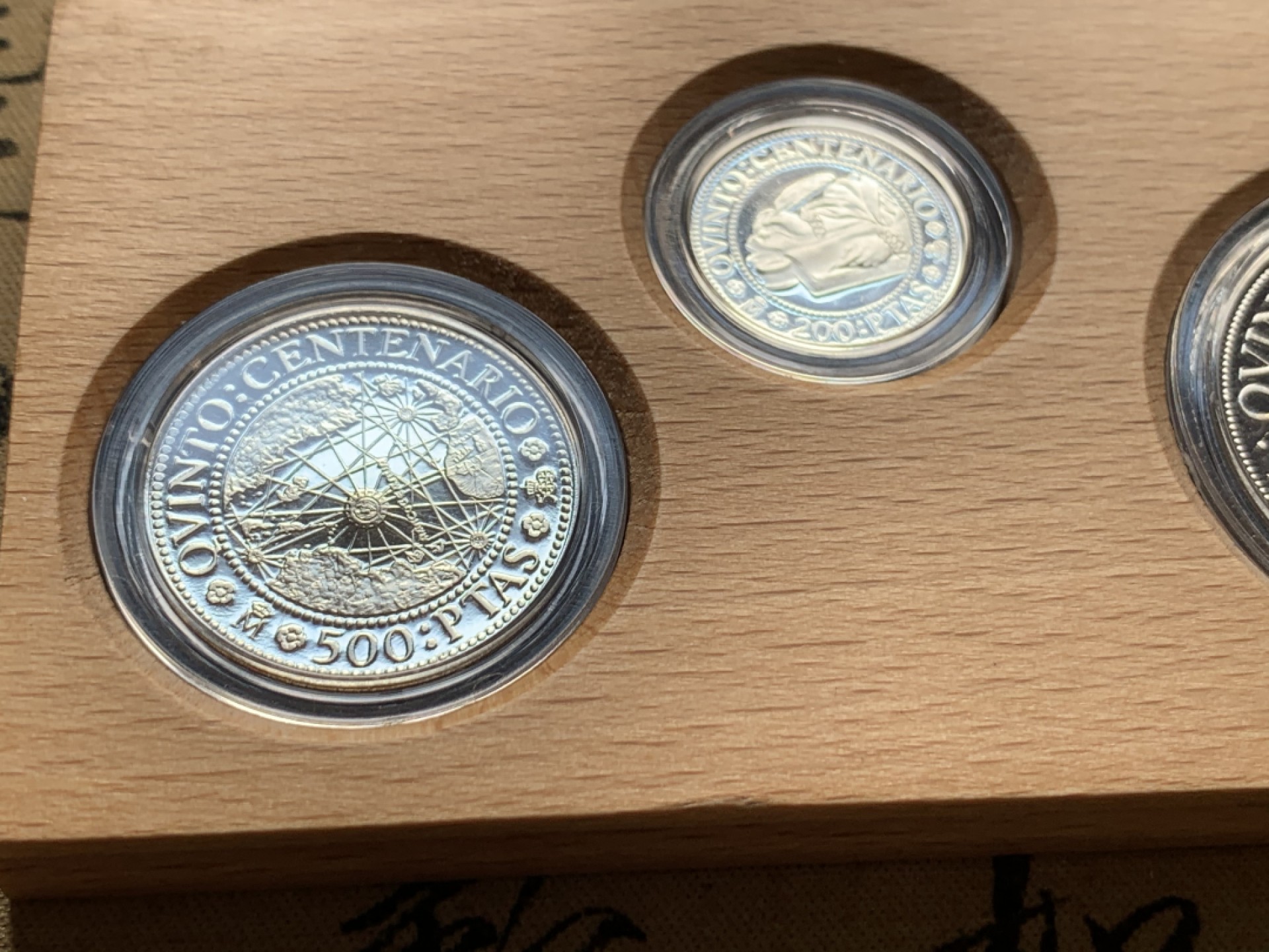 《竞宝斋》第51场-本周日，周一2场连拍（全场不限金额包邮） 原木盒证书 西班牙 1990年 五百周年纪念 5枚套装 精制银币