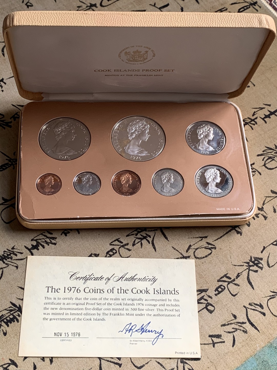 《竞宝斋》第51场-本周日，周一2场连拍（全场不限金额包邮） 原盒证书 库克群岛 1976年 富兰克林造币厂 精制纪念币一8枚 最大枚是银币