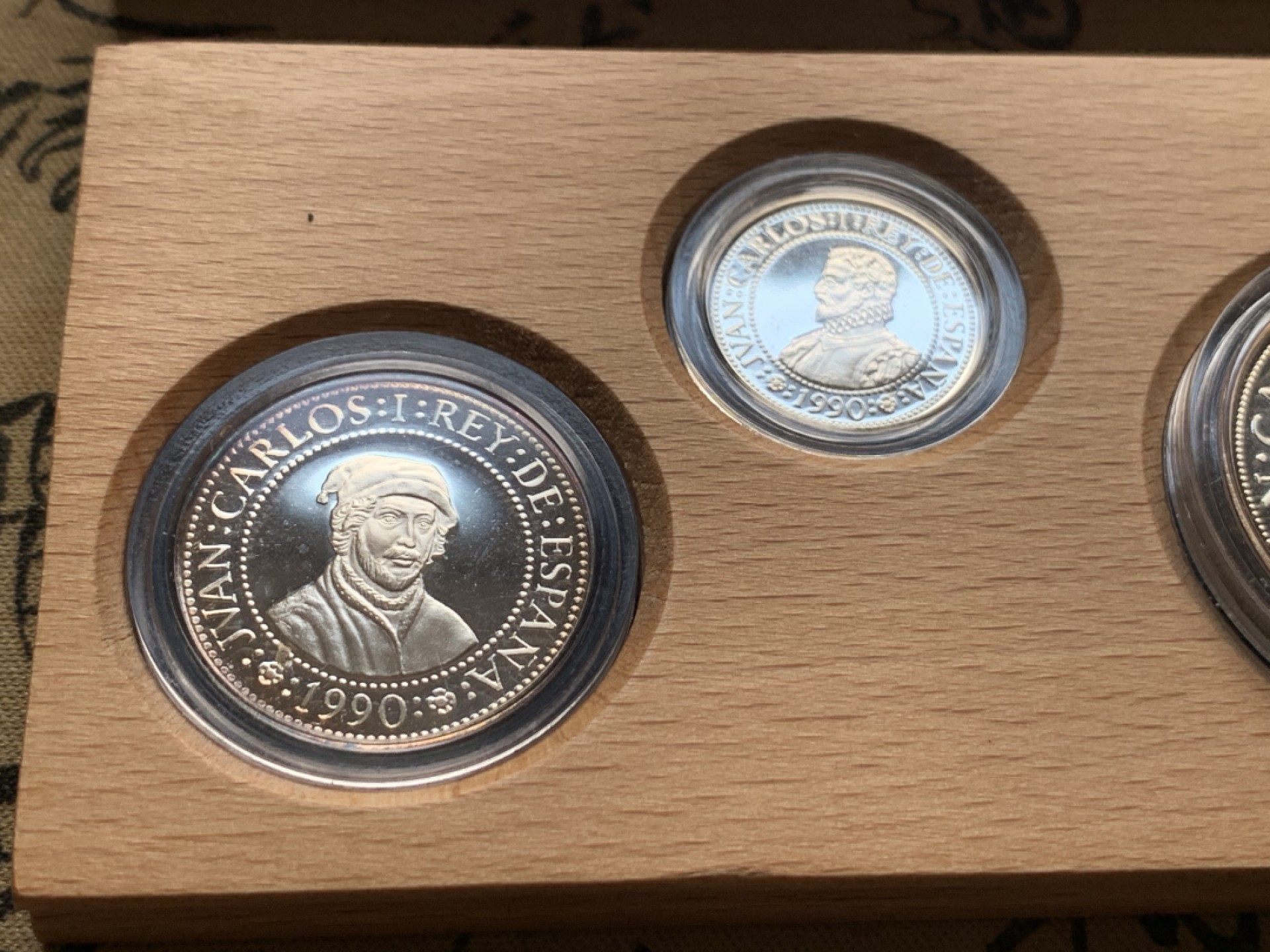 《竞宝斋》第51场-本周日，周一2场连拍（全场不限金额包邮） 原木盒证书 西班牙 1990年 五百周年纪念 5枚套装 精制银币