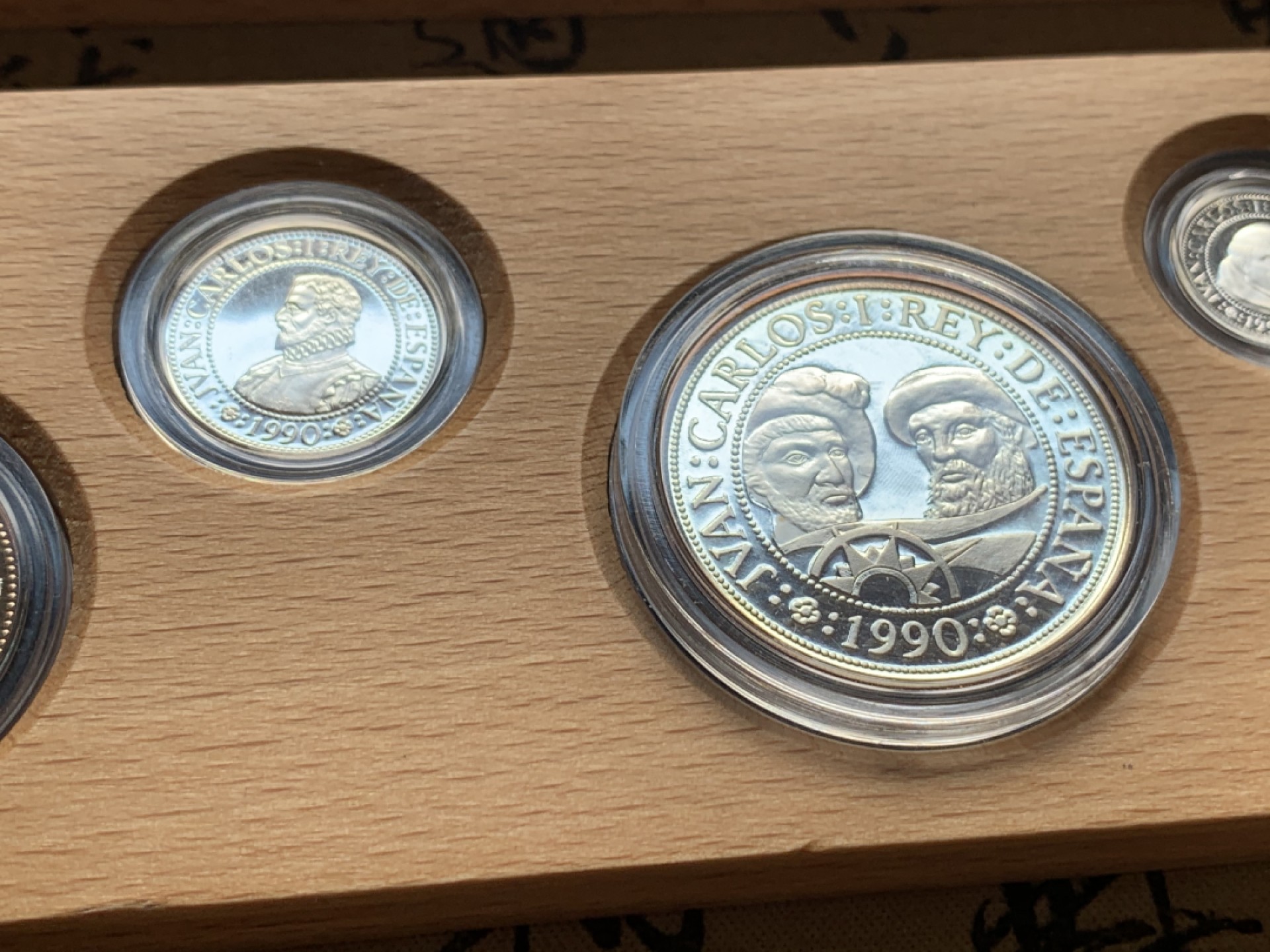 《竞宝斋》第51场-本周日，周一2场连拍（全场不限金额包邮） 原木盒证书 西班牙 1990年 五百周年纪念 5枚套装 精制银币