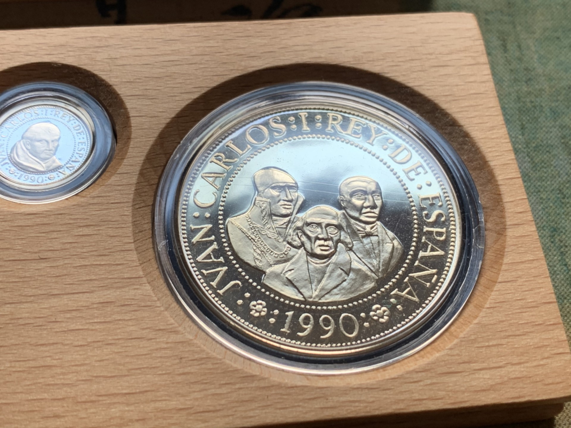 《竞宝斋》第51场-本周日，周一2场连拍（全场不限金额包邮） 原木盒证书 西班牙 1990年 五百周年纪念 5枚套装 精制银币