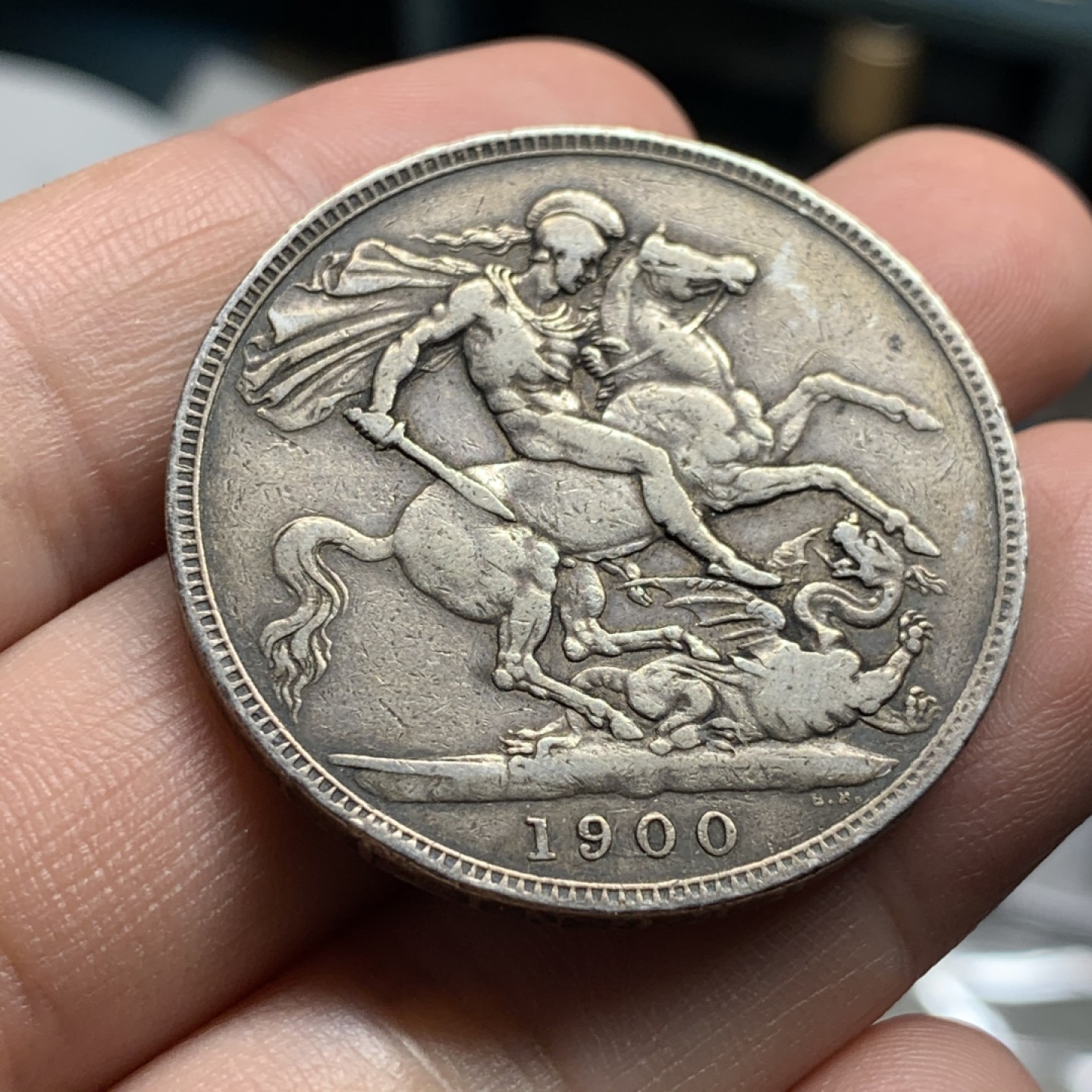 《竞宝斋》第51场-本周日，周一2场连拍（全场不限金额包邮） 英国1900年维多利亚女王披纱版马剑克朗大银币原味老包浆