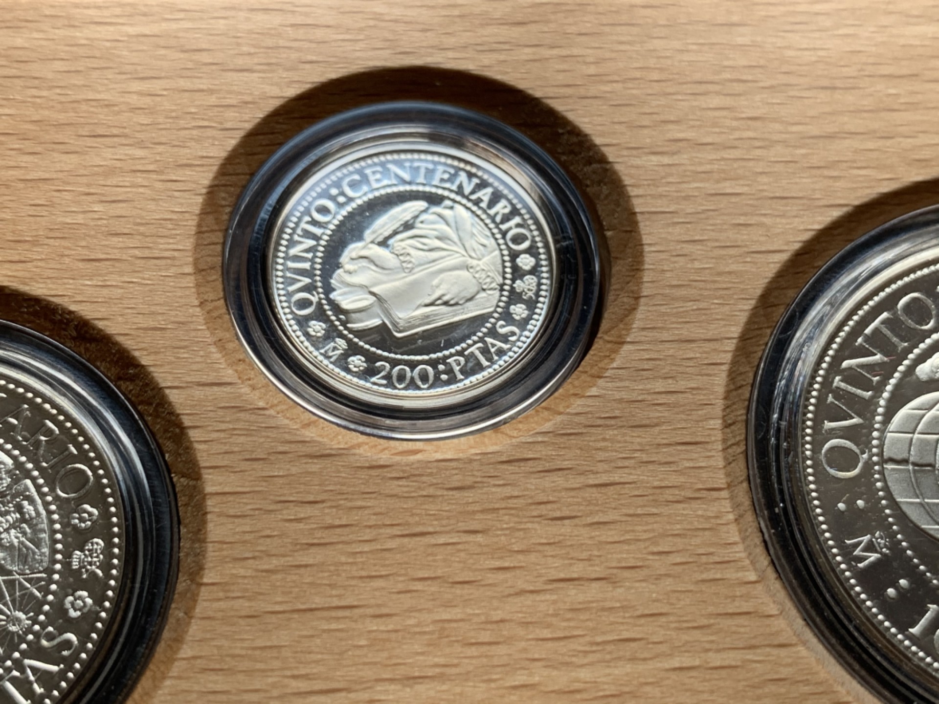 《竞宝斋》第51场-本周日，周一2场连拍（全场不限金额包邮） 原木盒证书 西班牙 1990年 五百周年纪念 5枚套装 精制银币