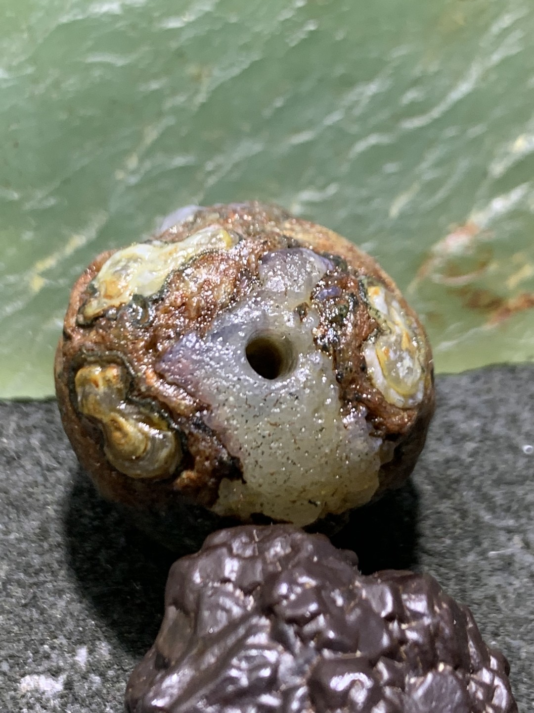 精美罕见高玉化外蒙绿眼石原石珠子一颗，