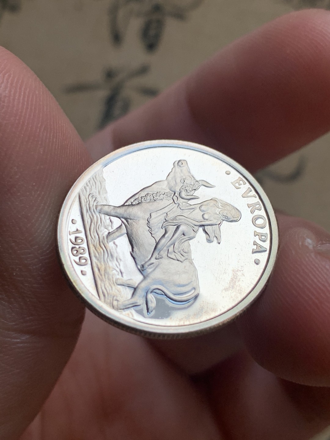 《竞宝斋》第51场-本周日，周一2场连拍（全场不限金额包邮） 1989年西班牙欧洲女神骑牛银币1埃居 盒证