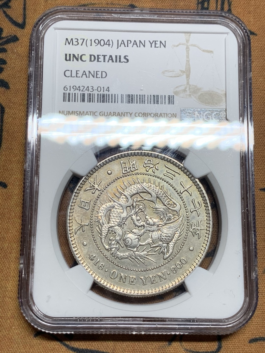 《竞宝斋》第51场-本周日，周一2场连拍（全场不限金额包邮） NGC UNC 日本 1904年 明治三十七年 淡彩包浆好细节 日龙 壹元 银币