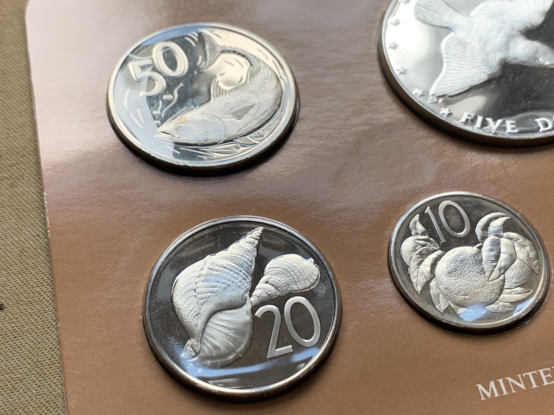 《竞宝斋》第51场-本周日，周一2场连拍（全场不限金额包邮） 原盒证书 库克群岛 1976年 富兰克林造币厂 精制纪念币一8枚 最大枚是银币