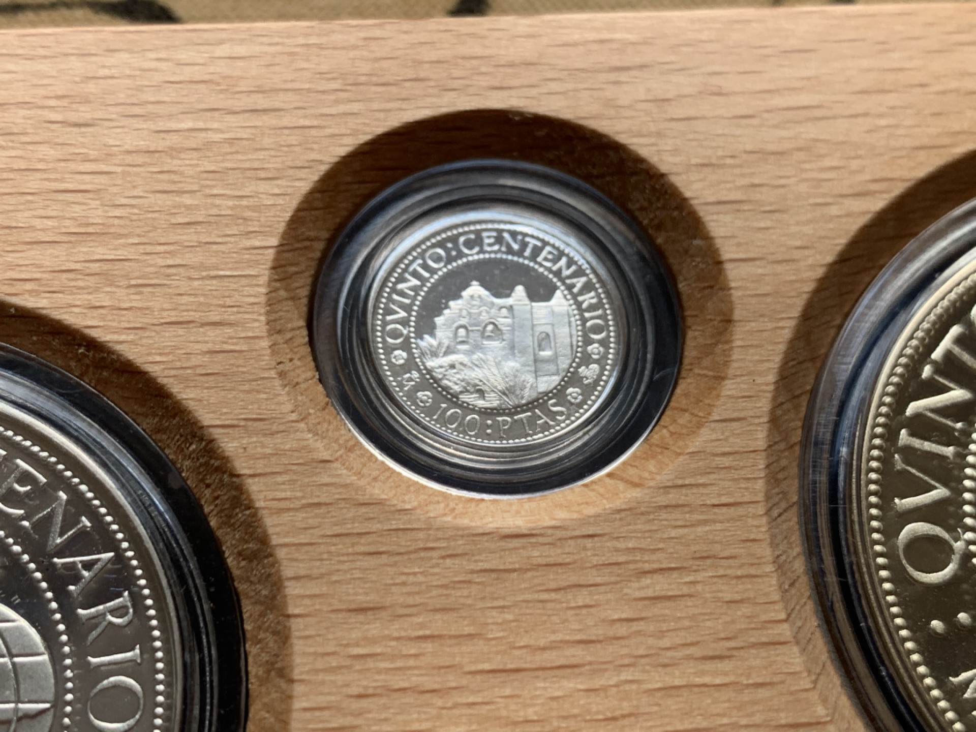 《竞宝斋》第51场-本周日，周一2场连拍（全场不限金额包邮） 原木盒证书 西班牙 1990年 五百周年纪念 5枚套装 精制银币