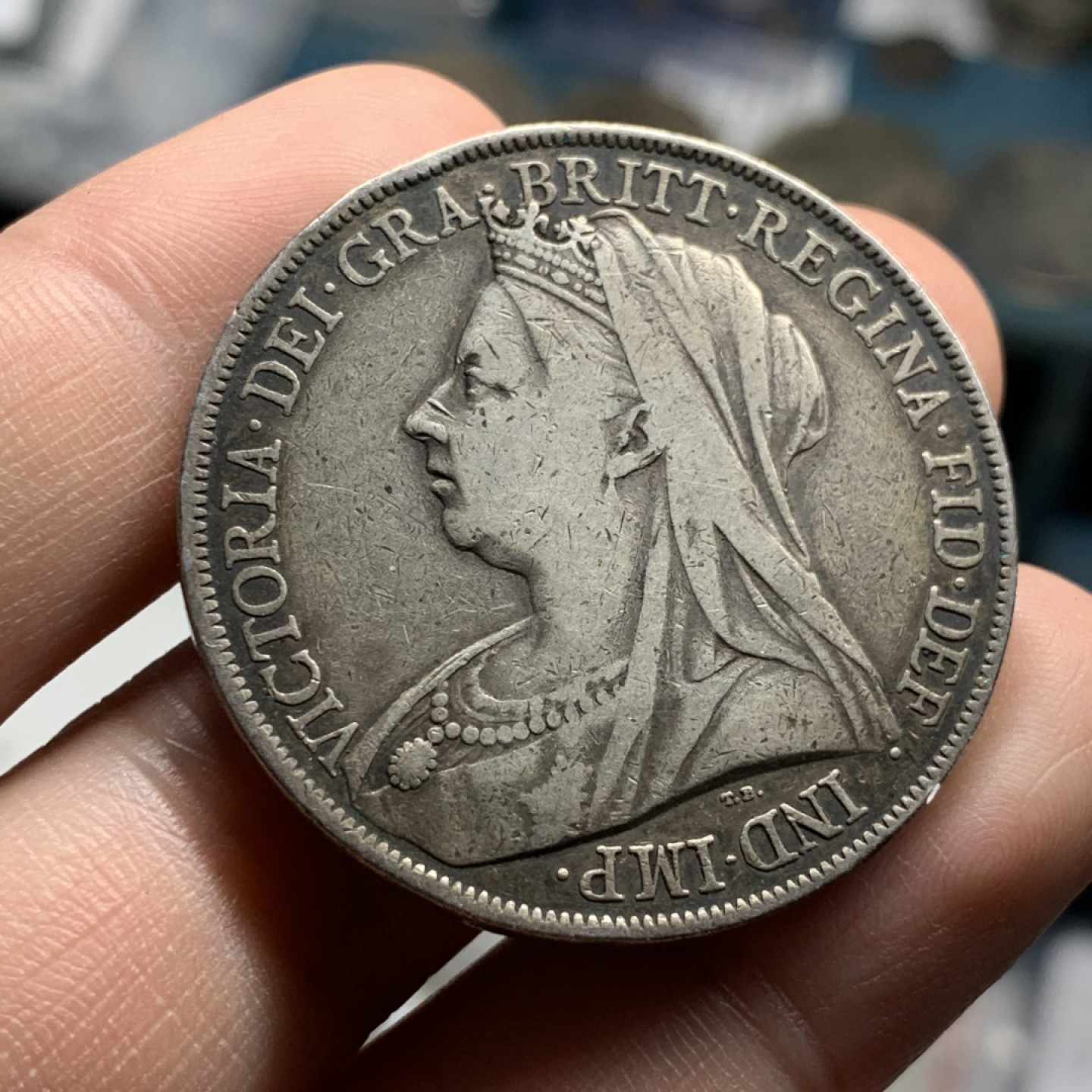 《竞宝斋》第51场-本周日，周一2场连拍（全场不限金额包邮） 英国1900年维多利亚女王披纱版马剑克朗大银币原味老包浆