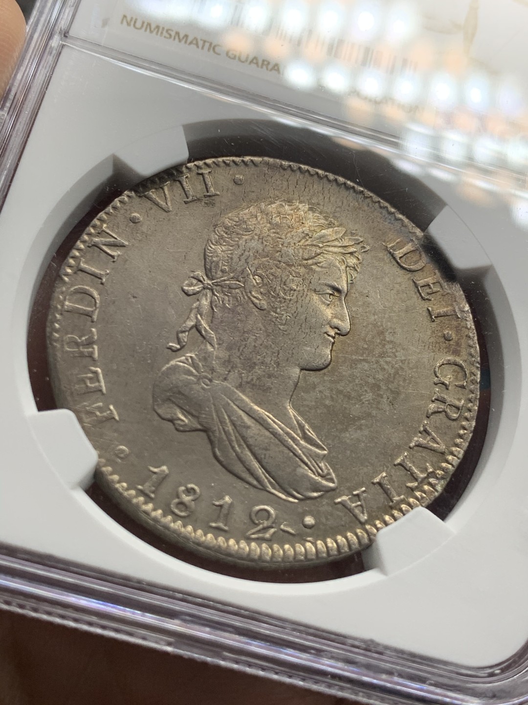 《竞宝斋》第51场-本周日，周一2场连拍（全场不限金额包邮） NGC AUD 墨西哥 1812年 费七 8里亚尔 双柱银币 双面深打 状态很不错