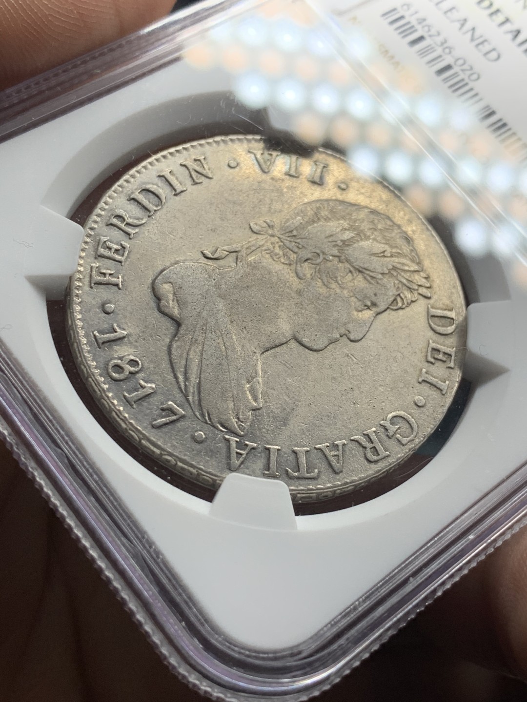 《竞宝斋》第51场-本周日，周一2场连拍（全场不限金额包邮） NGC-XFD   危地马拉双柱 1817 8 里亚尔  原味  殖民地很少见的厂别 